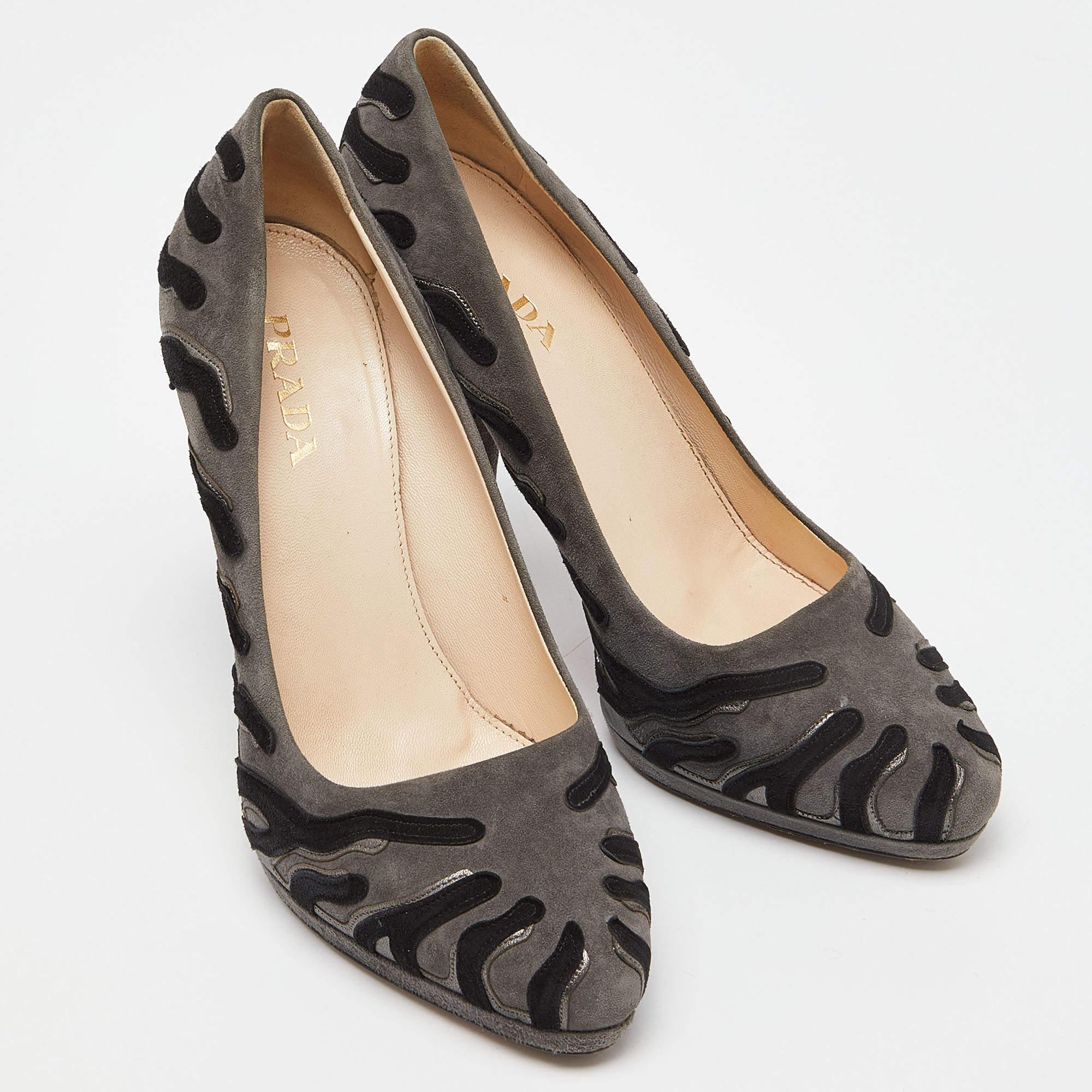 Prada - Escarpins à plateforme en daim gris/noir - Taille 38,5 Bon état - En vente à Dubai, Al Qouz 2
