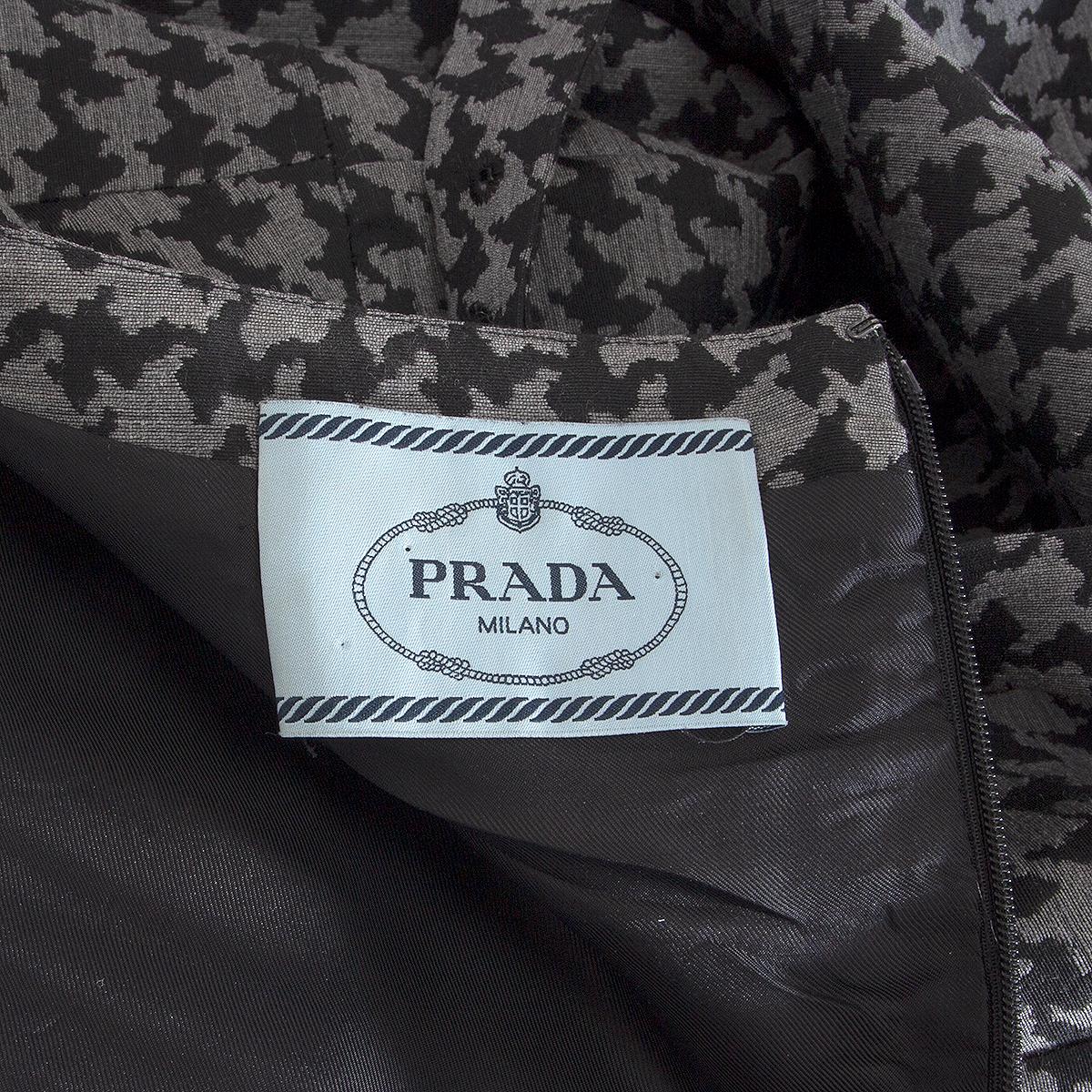 PRADA Graues & schwarzes HOUNDSTOOTH BELTED SLEEVELESS Kleid aus Wolle 38 XS im Zustand „Hervorragend“ im Angebot in Zürich, CH