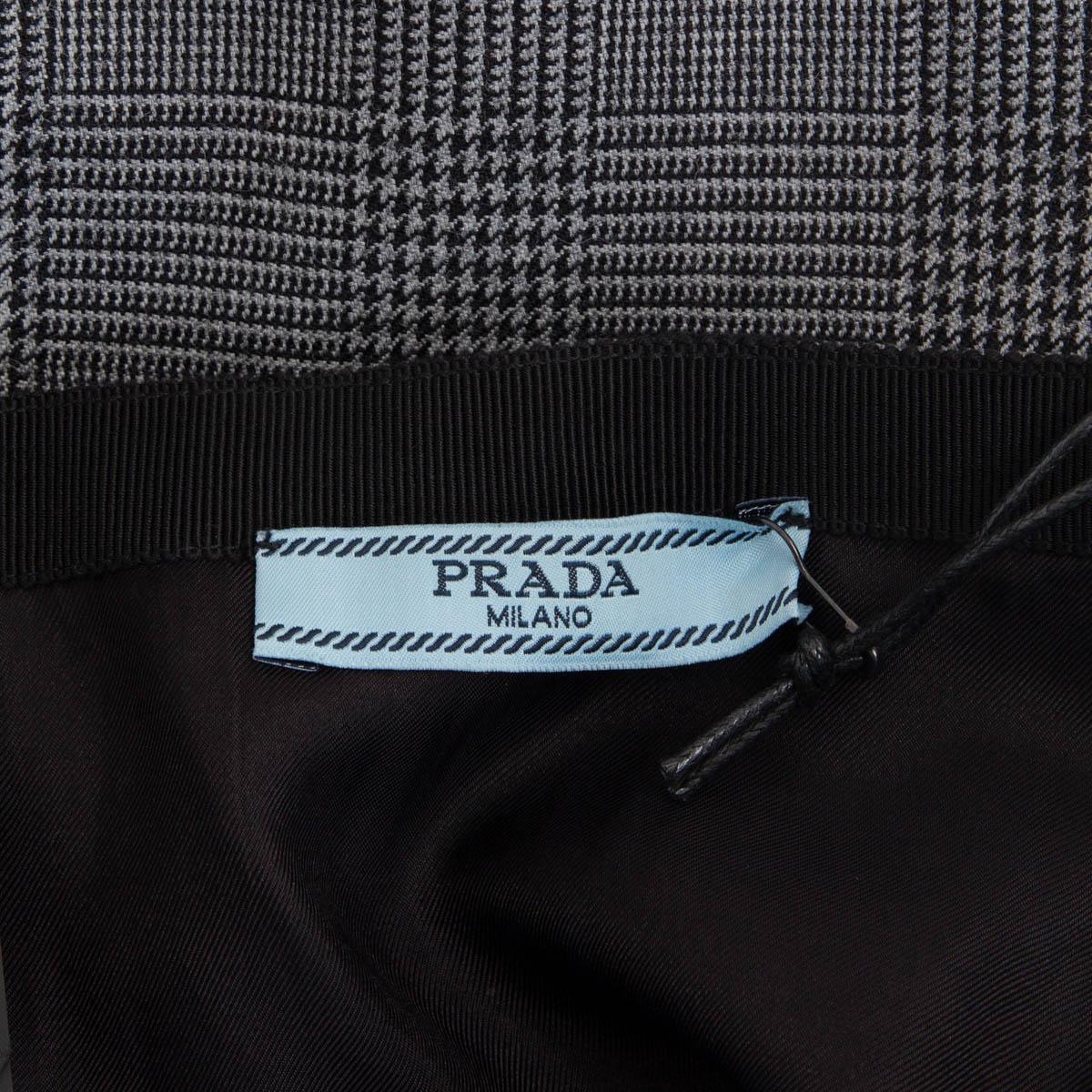 PRADA grey black wool HOUNDSTOOTH PLAID Skirt 40 S In Excellent Condition For Sale In Zürich, CH