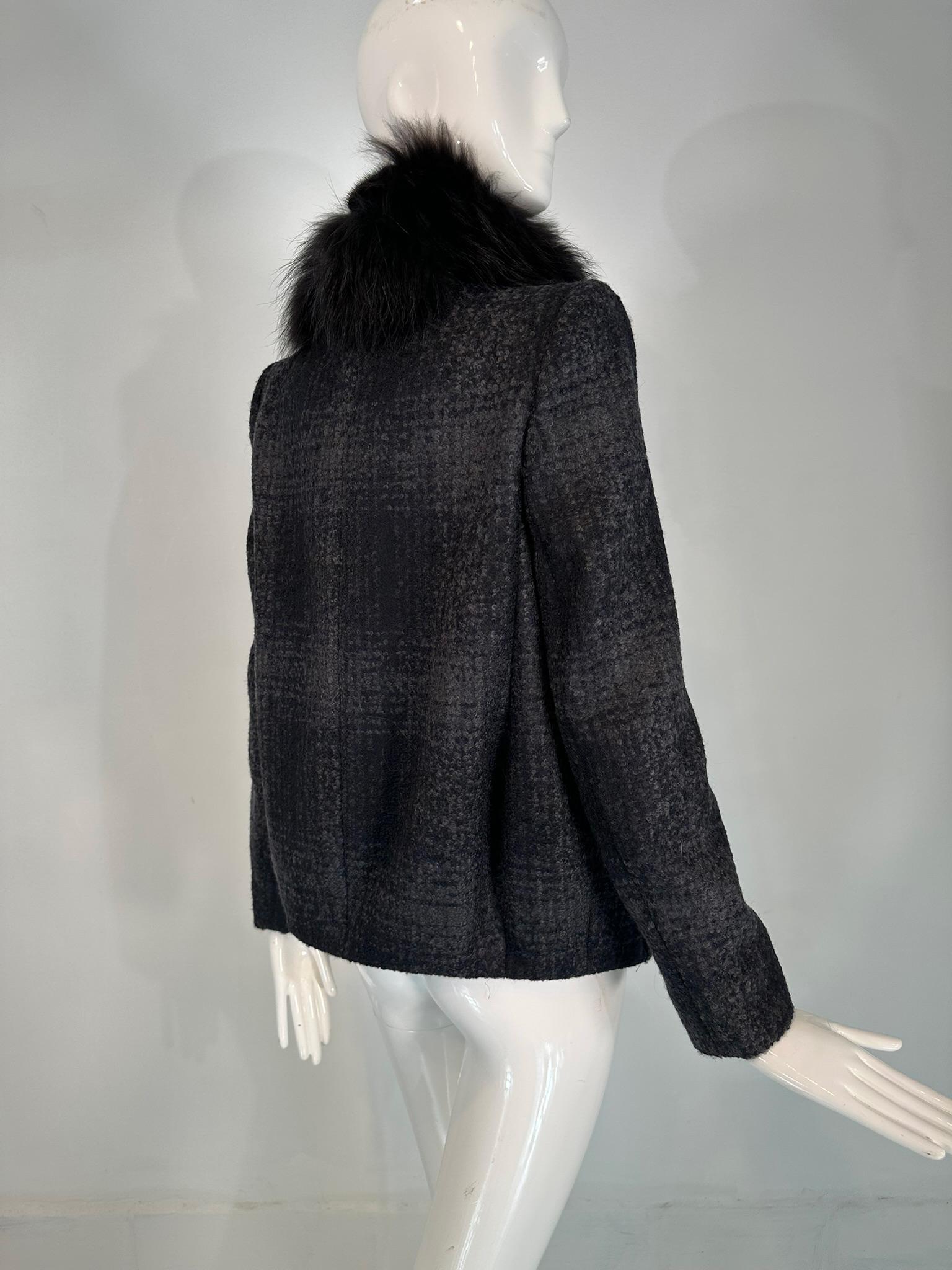 Prada Chaqueta de cuadros de lana gris y negra con cuello de piel negra en venta 5