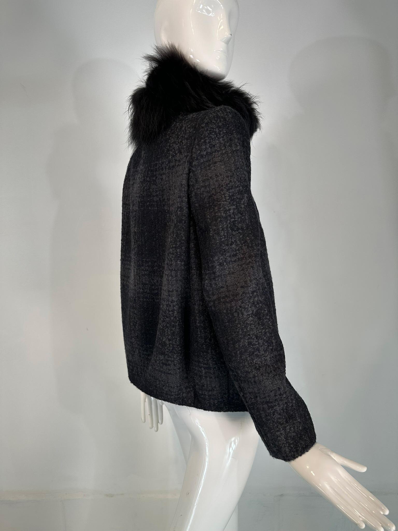 Prada Chaqueta de cuadros de lana gris y negra con cuello de piel negra en venta 6