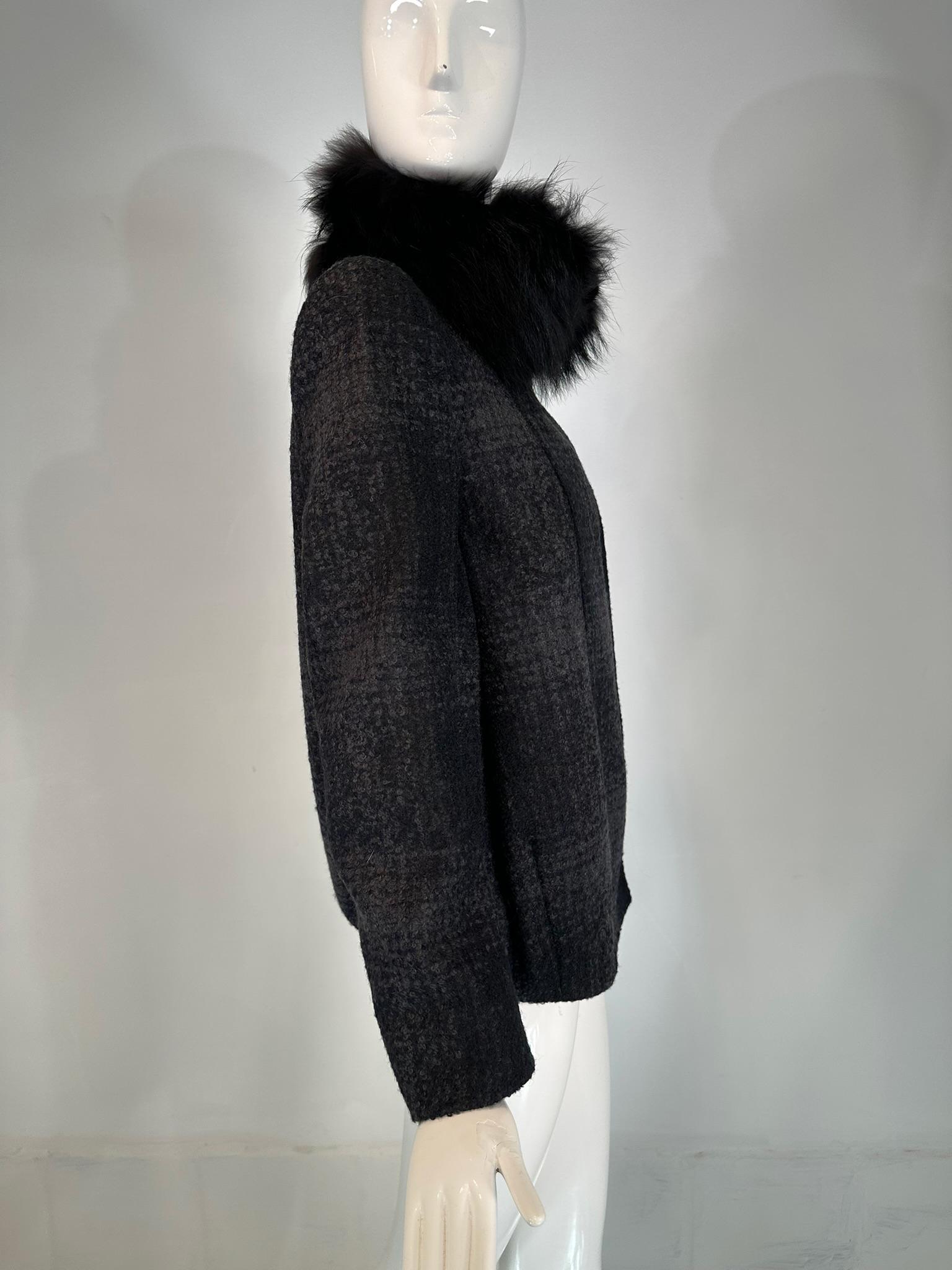 Prada Chaqueta de cuadros de lana gris y negra con cuello de piel negra en venta 7