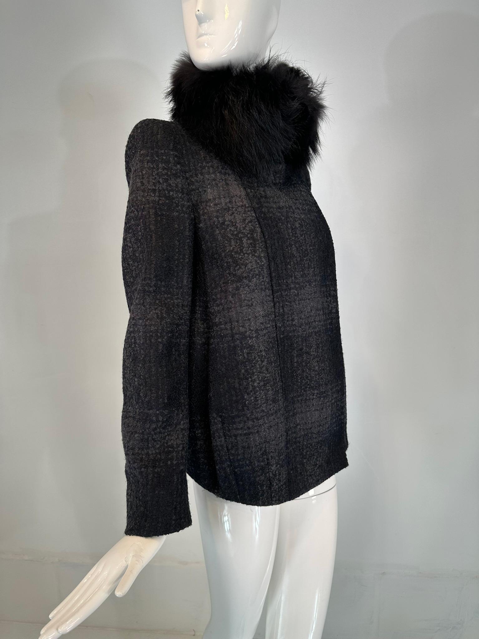 Prada Chaqueta de cuadros de lana gris y negra con cuello de piel negra en venta 8