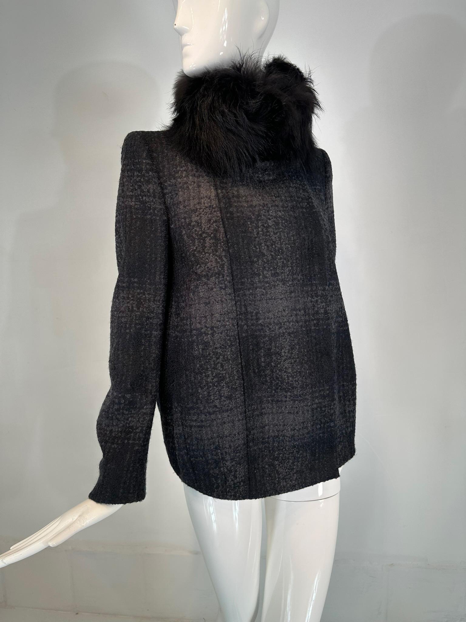 Prada Chaqueta de cuadros de lana gris y negra con cuello de piel negra en venta 9