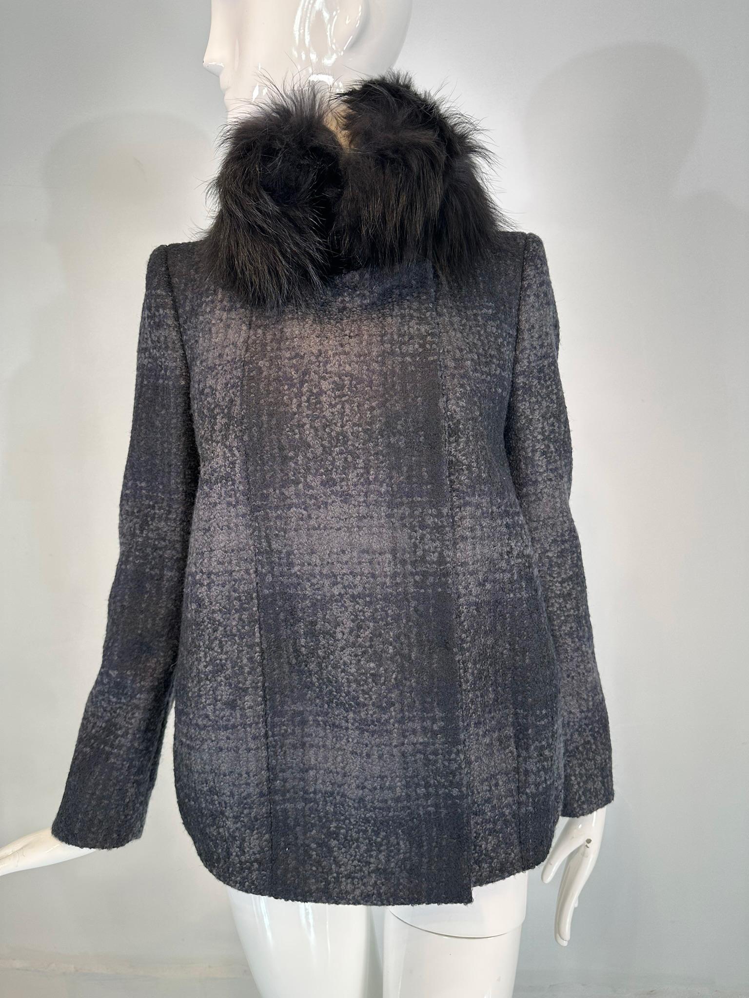 Prada Chaqueta de cuadros de lana gris y negra con cuello de piel negra en venta 10