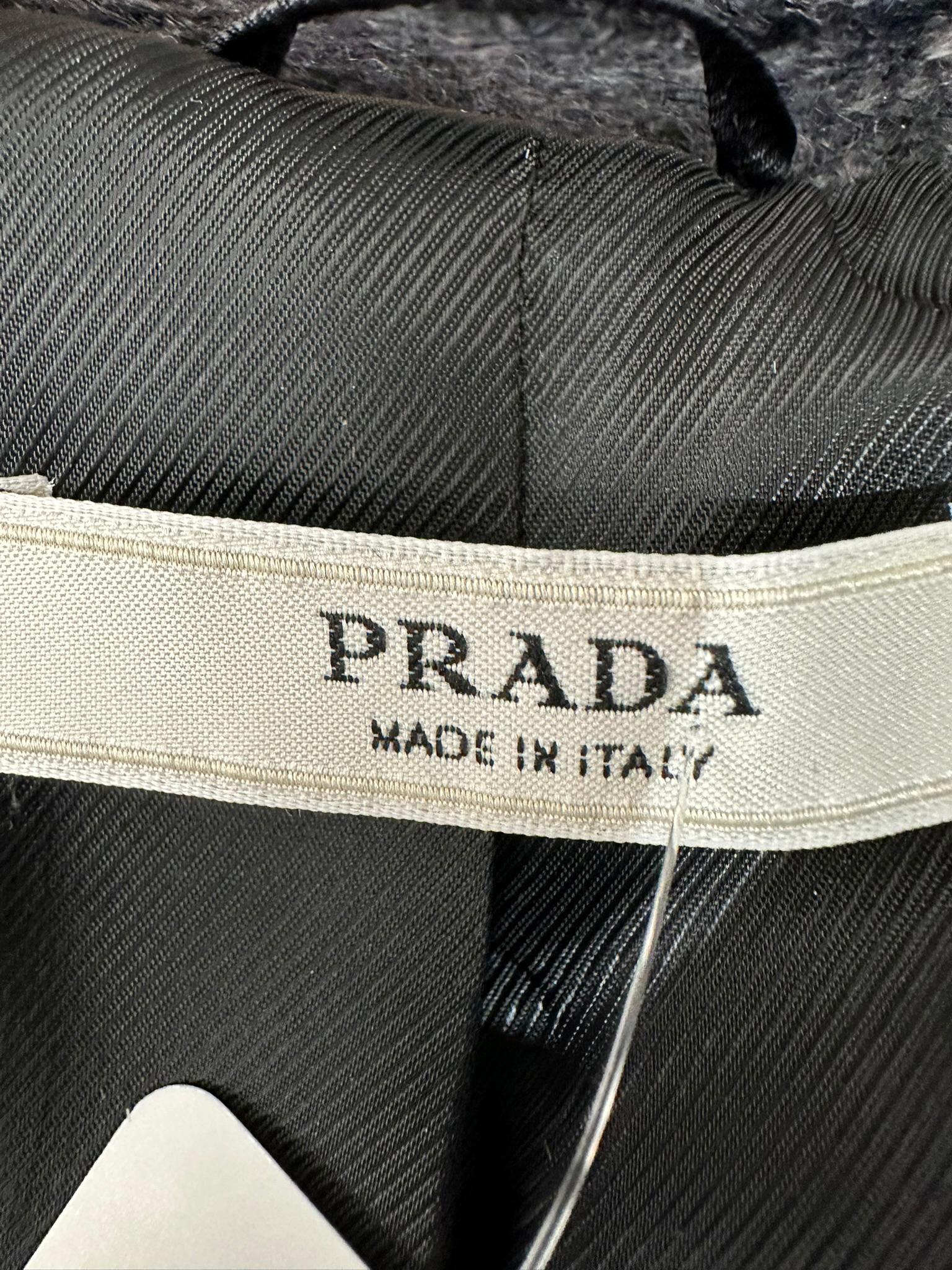 Prada Chaqueta de cuadros de lana gris y negra con cuello de piel negra en venta 11