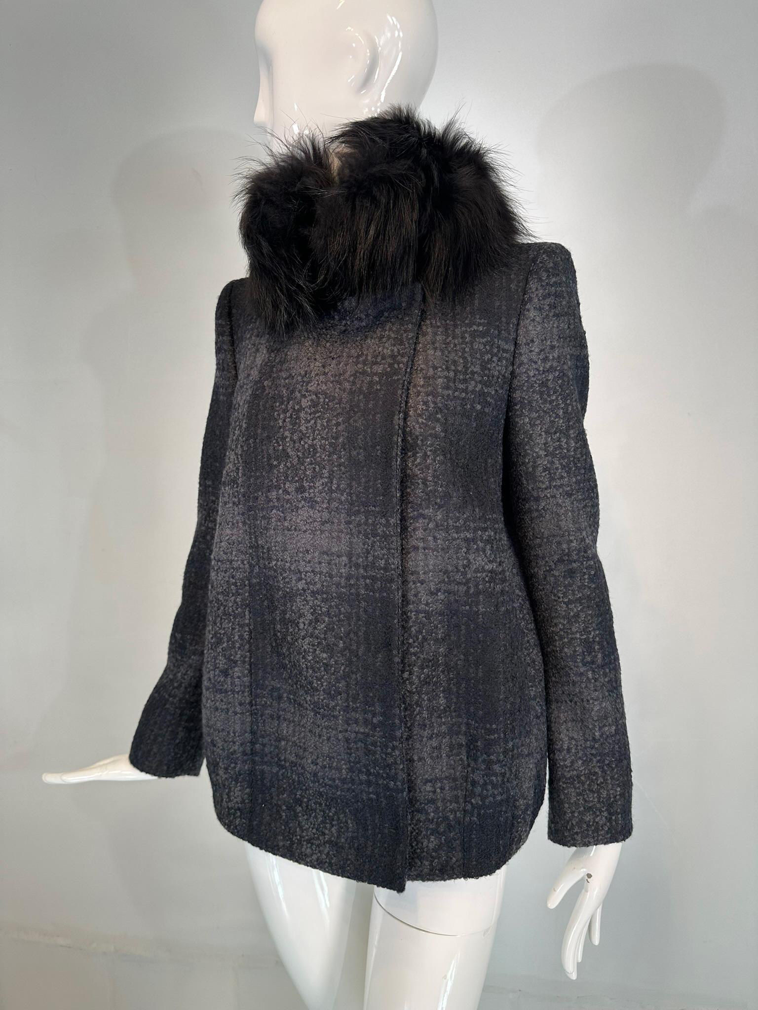 Chaqueta de lana a cuadros gris y espalda de Prada con botones laterales  cuello de piel. La chaqueta se cierra en la parte delantera con grandes broches ocultos, tiene un cuello joya de piel negra que se cierra con corchetes ocultos en la parte