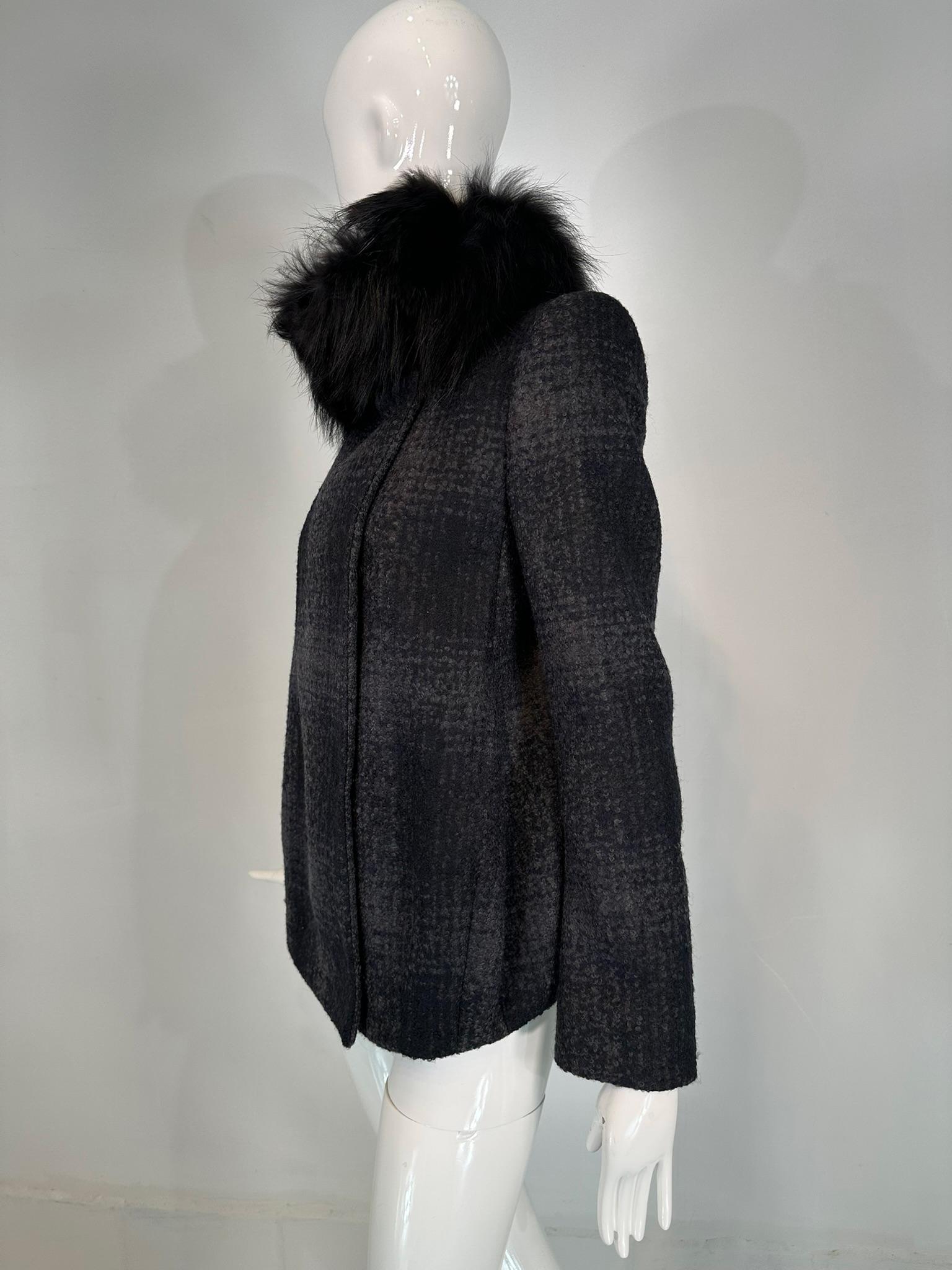 Prada Chaqueta de cuadros de lana gris y negra con cuello de piel negra en Bueno estado para la venta en West Palm Beach, FL