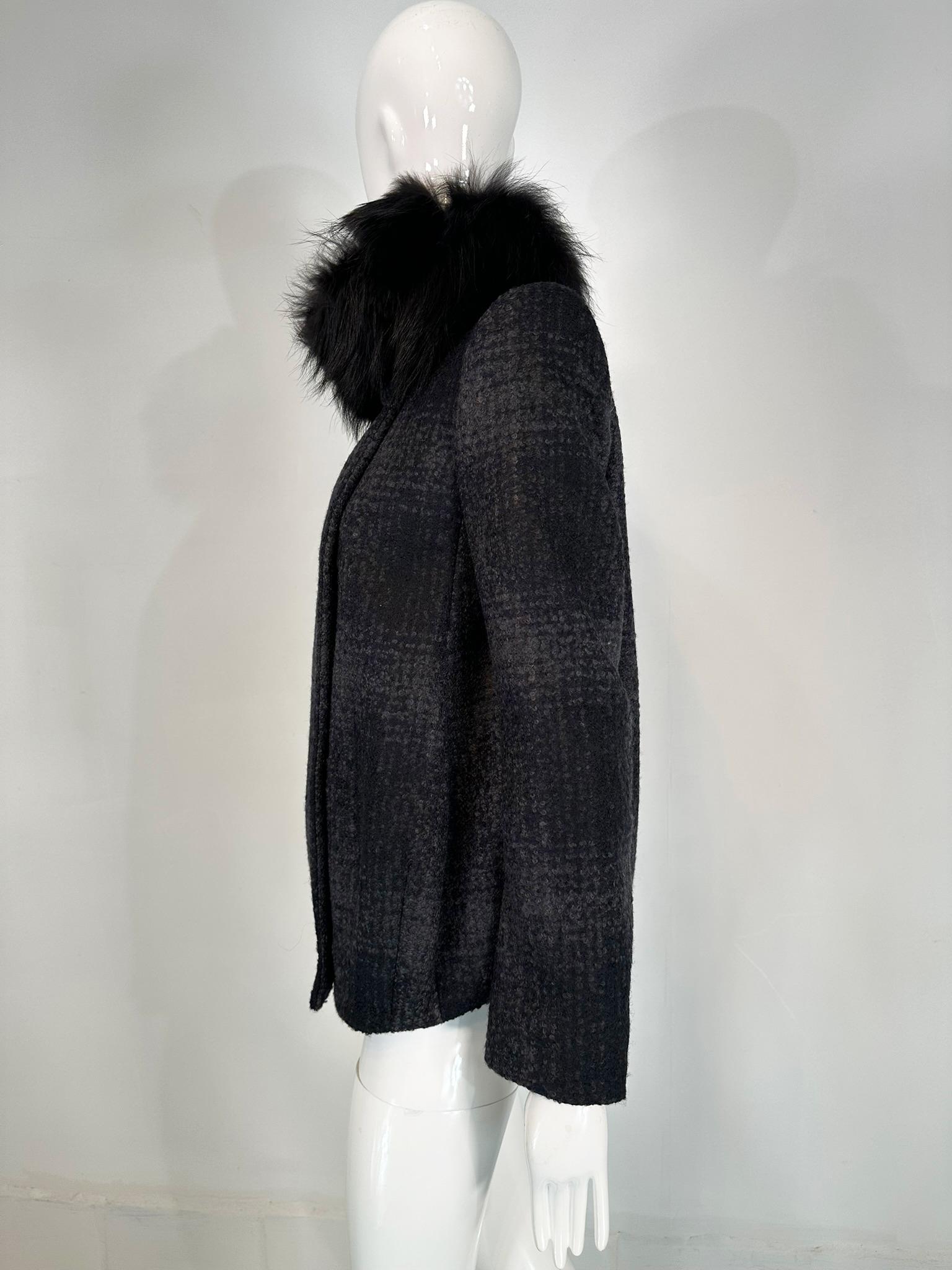 De las mujeres Prada Chaqueta de cuadros de lana gris y negra con cuello de piel negra en venta