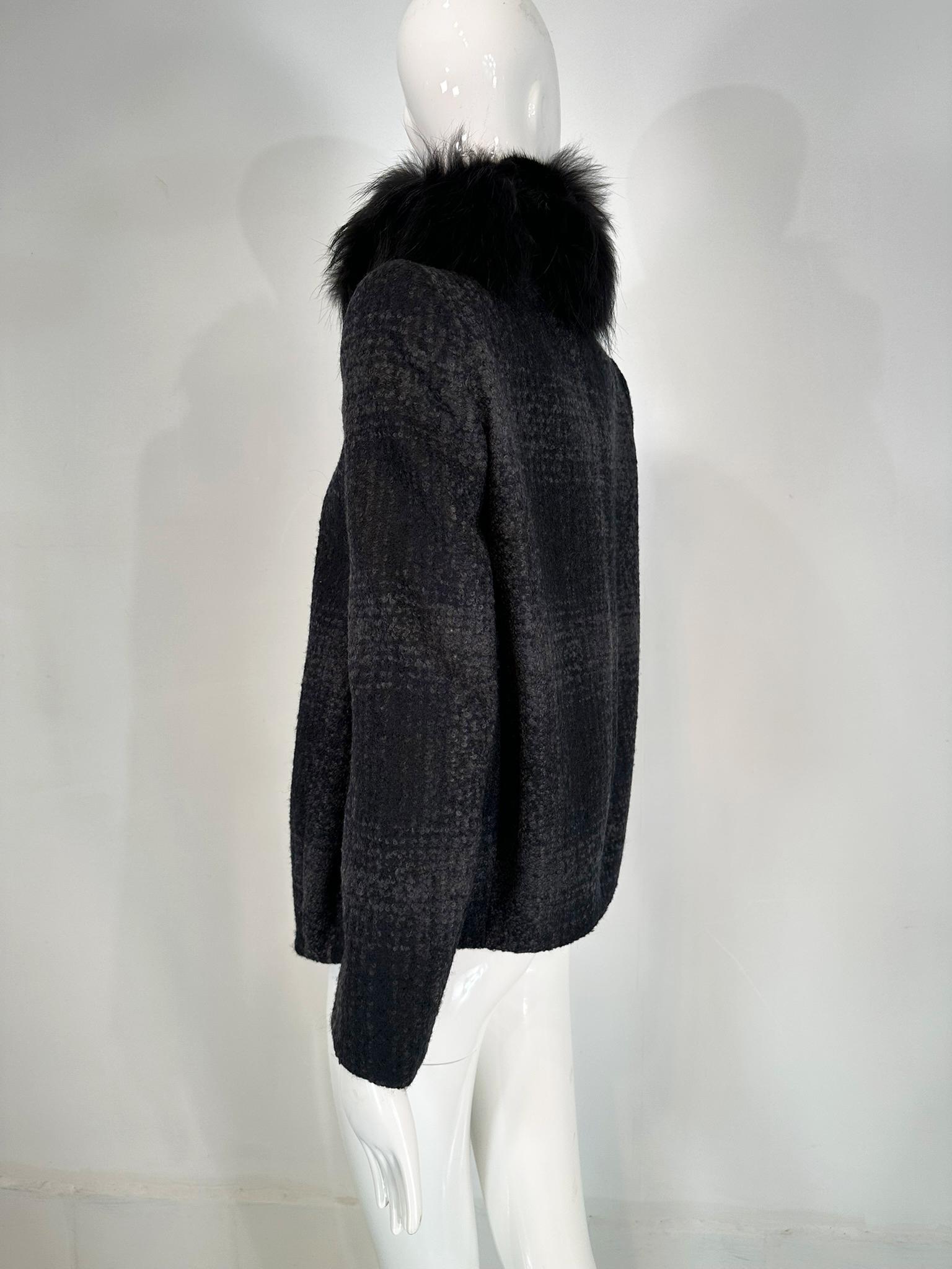 Prada Chaqueta de cuadros de lana gris y negra con cuello de piel negra en venta 1