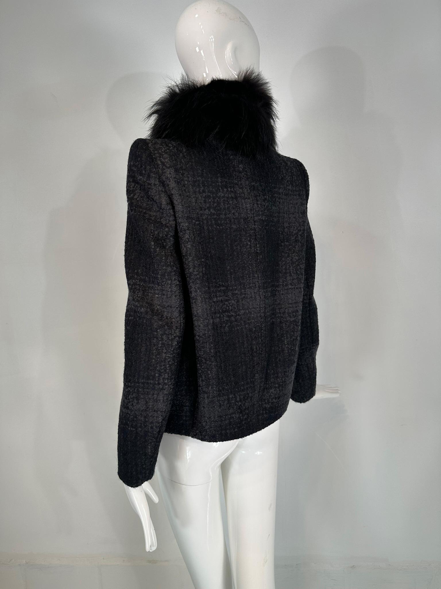 Prada Chaqueta de cuadros de lana gris y negra con cuello de piel negra en venta 2