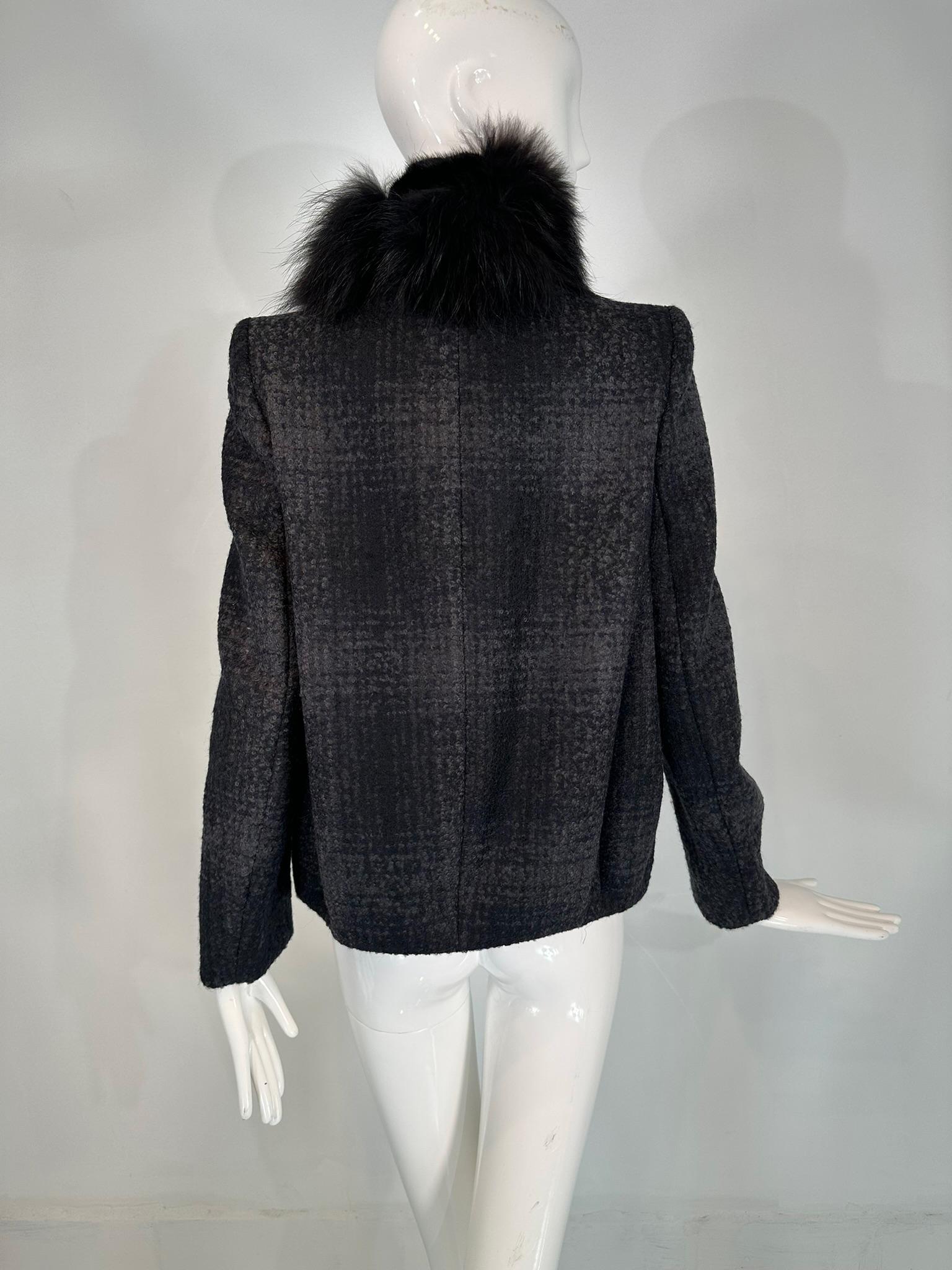 Prada Chaqueta de cuadros de lana gris y negra con cuello de piel negra en venta 3