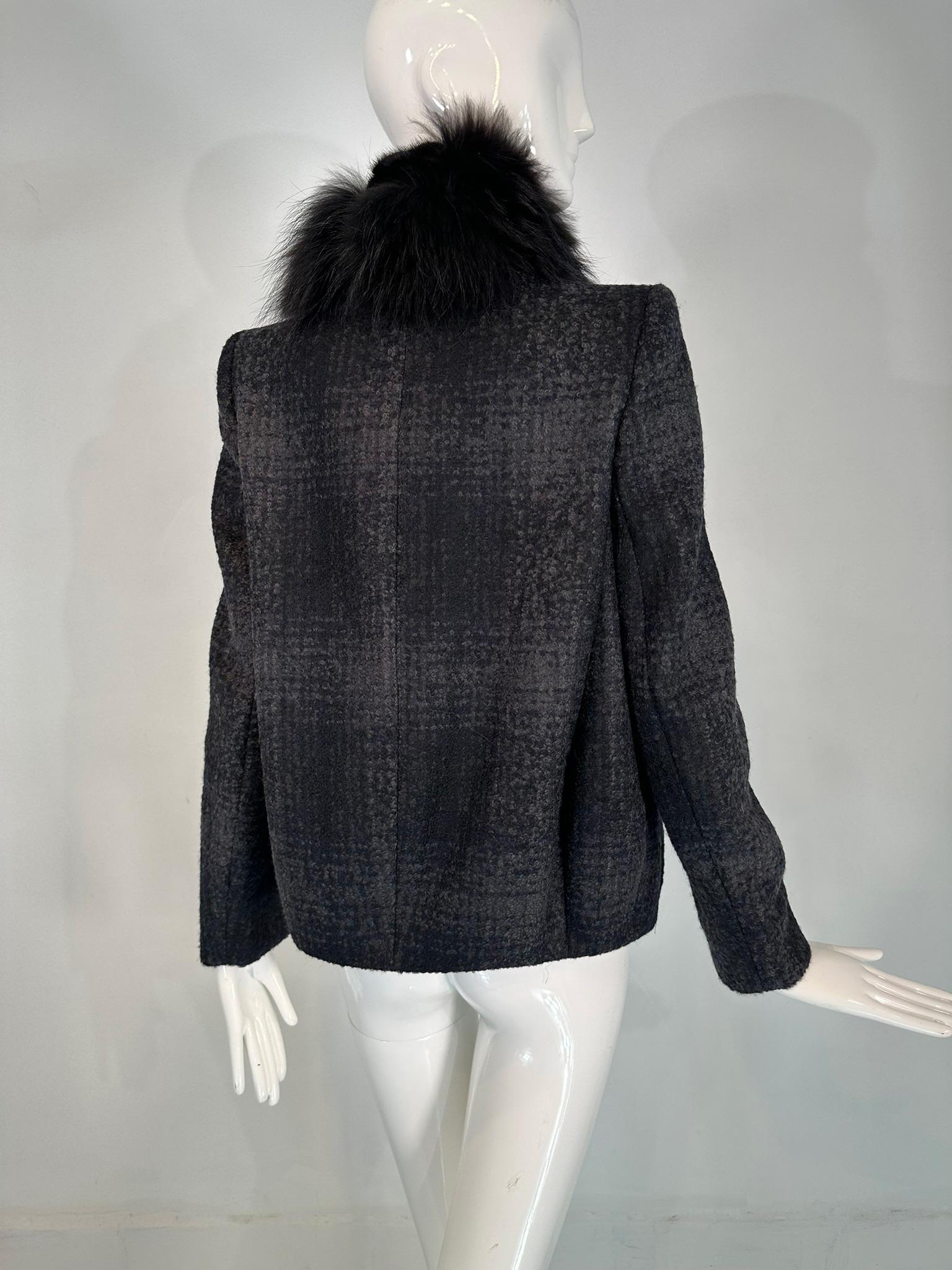 Prada Chaqueta de cuadros de lana gris y negra con cuello de piel negra en venta 4