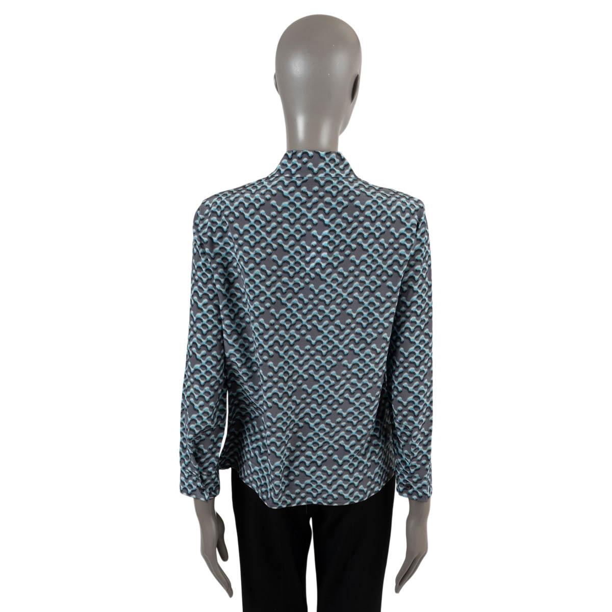 PRADA grey & blue silk 2015 PRINTED Blouse Shirt M In Excellent Condition For Sale In Zürich, CH