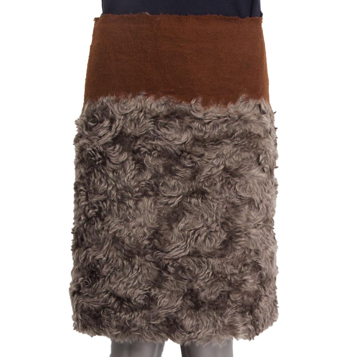 100% authentic Prada knee-length skirt in brown and fluffy grey mohair (69%) and cotton (31%). Lined in grey viscose. Opens with a zipper on the side. Has been worn and is in excellent condition. 

Tag Size 38
Size XS
Waist 78cm (30.4in)
Hips 87cm