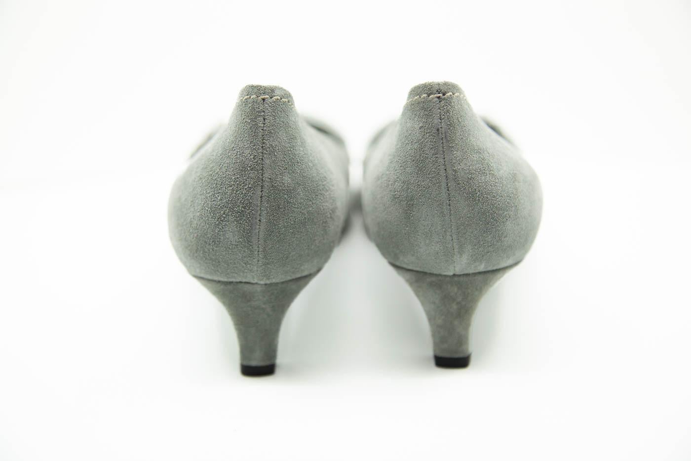 Prada grey heels In Excellent Condition In Kingston, NY