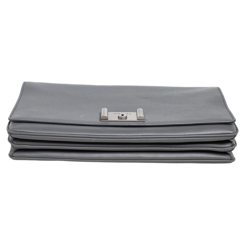 Prada Grey Leather Flap Chain Shoulder Bag In Good Condition In Dubai, Al Qouz 2