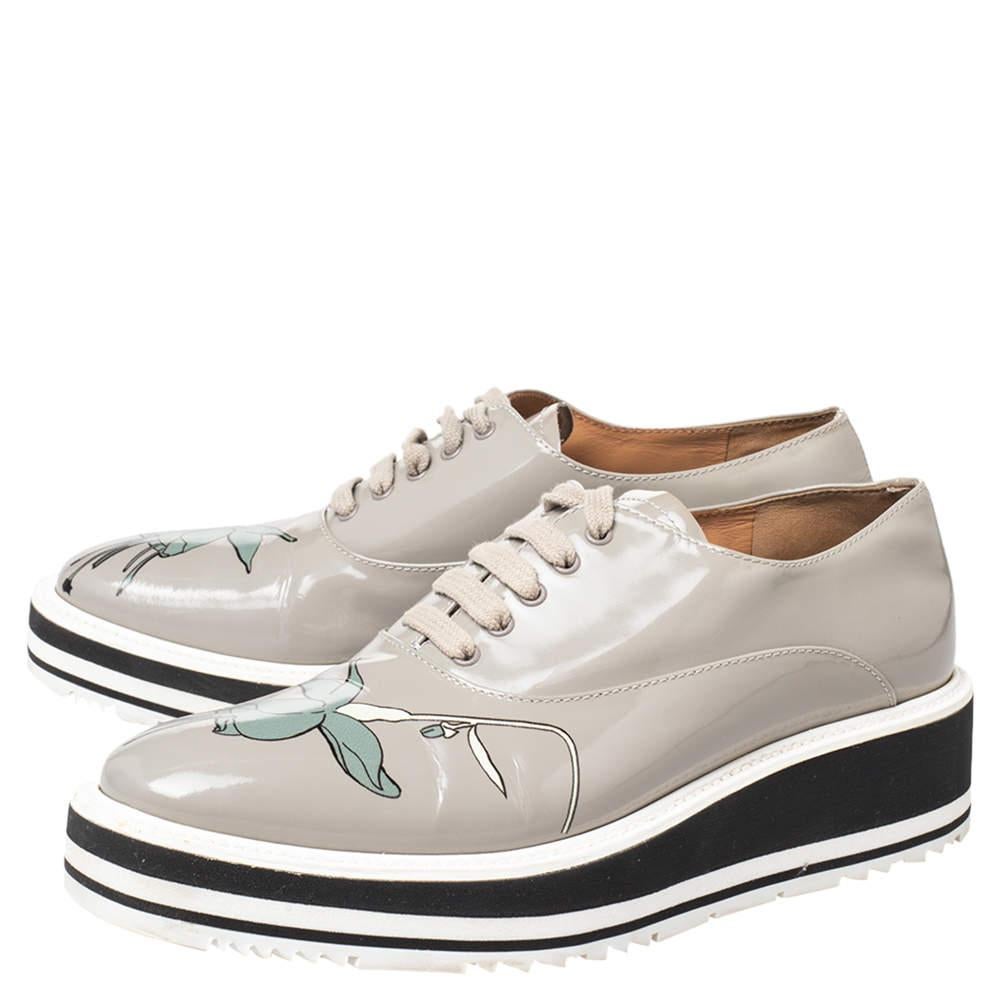 Prada Grey Leather Flower Print Platform Lace Up Oxford Size 38 In Good Condition In Dubai, Al Qouz 2