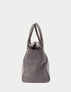 Prada Graue Lederhandtasche mit Henkeln und silberner Logoplakette