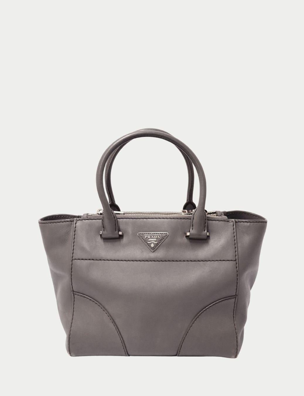 Argento Borsa Prada in pelle grigia con manici superiori e placca logo in argento in vendita