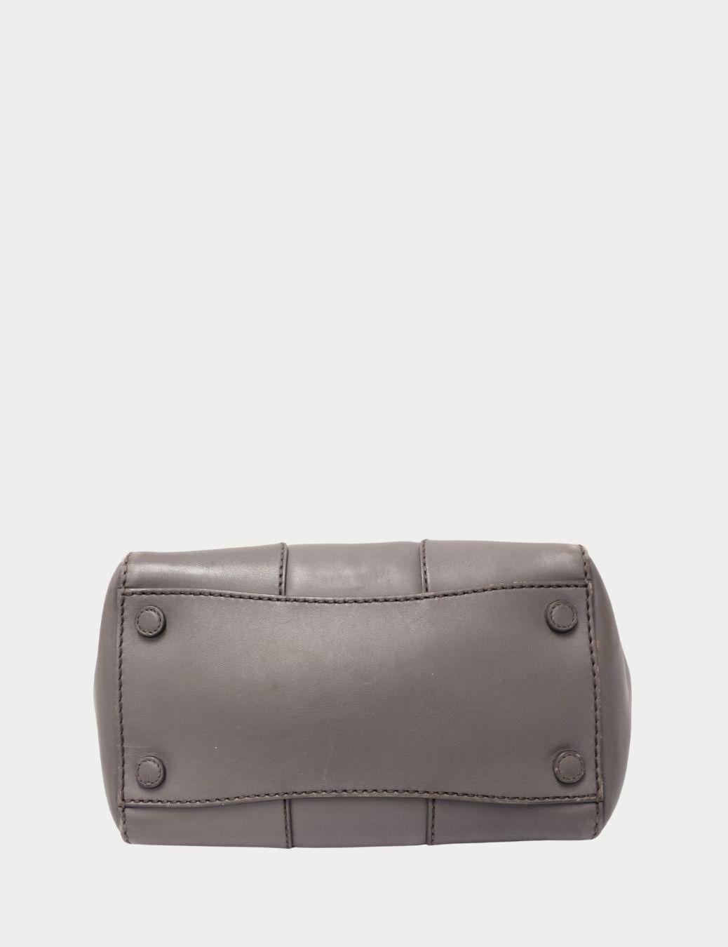 Borsa Prada in pelle grigia con manici superiori e placca logo in argento In condizioni buone in vendita a Amman, JO