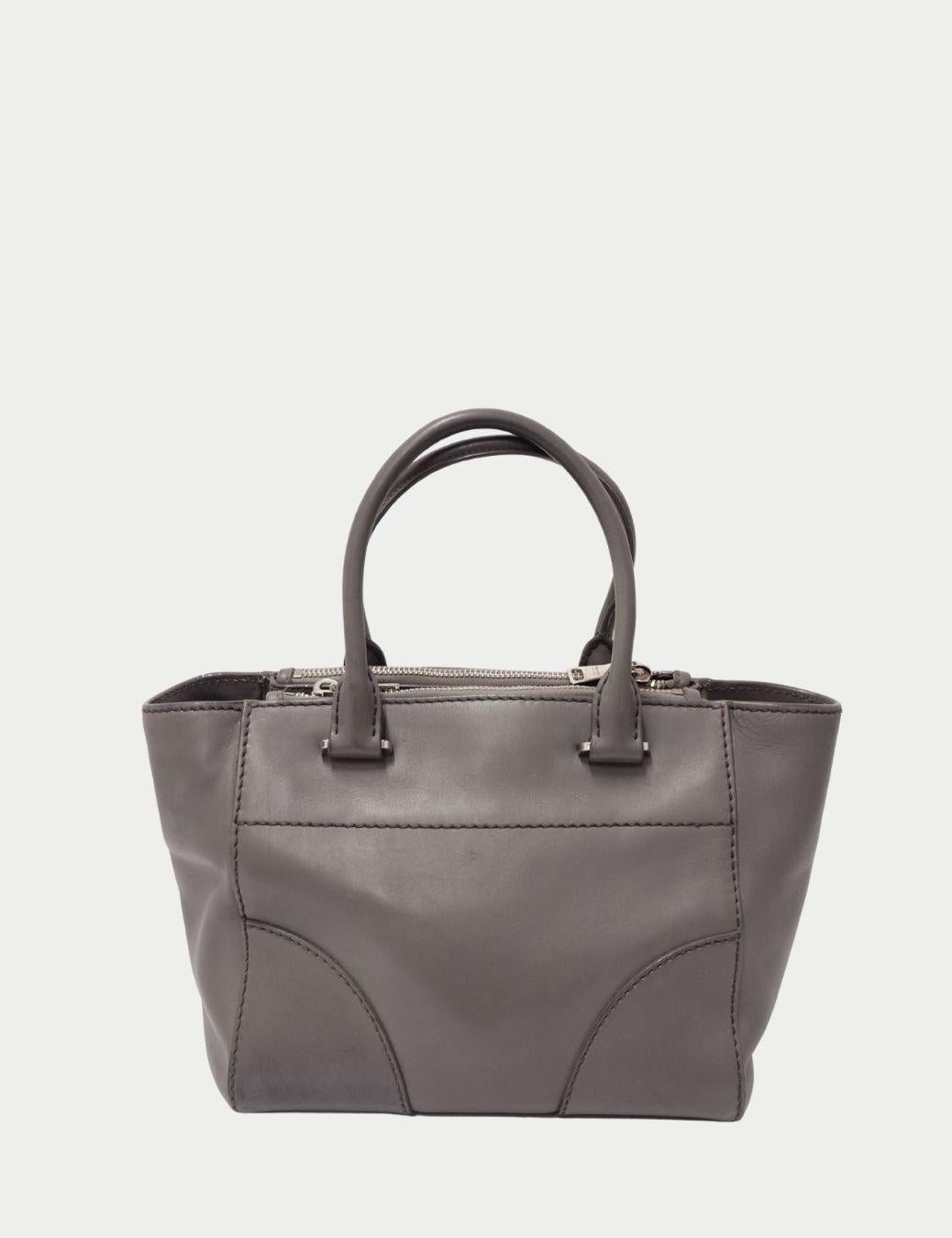 Donna Borsa Prada in pelle grigia con manici superiori e placca logo in argento in vendita