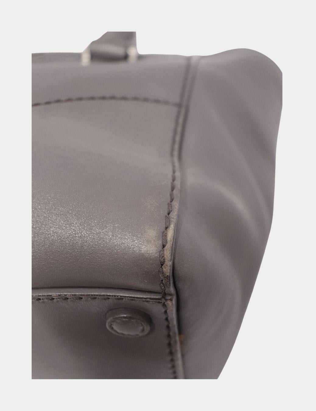 Borsa Prada in pelle grigia con manici superiori e placca logo in argento in vendita 1