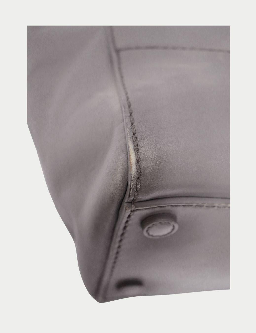 Borsa Prada in pelle grigia con manici superiori e placca logo in argento in vendita 2
