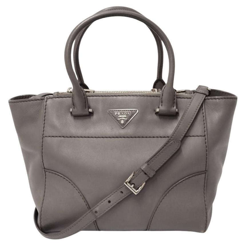 Borsa Prada in pelle grigia con manici superiori e placca logo in argento in vendita