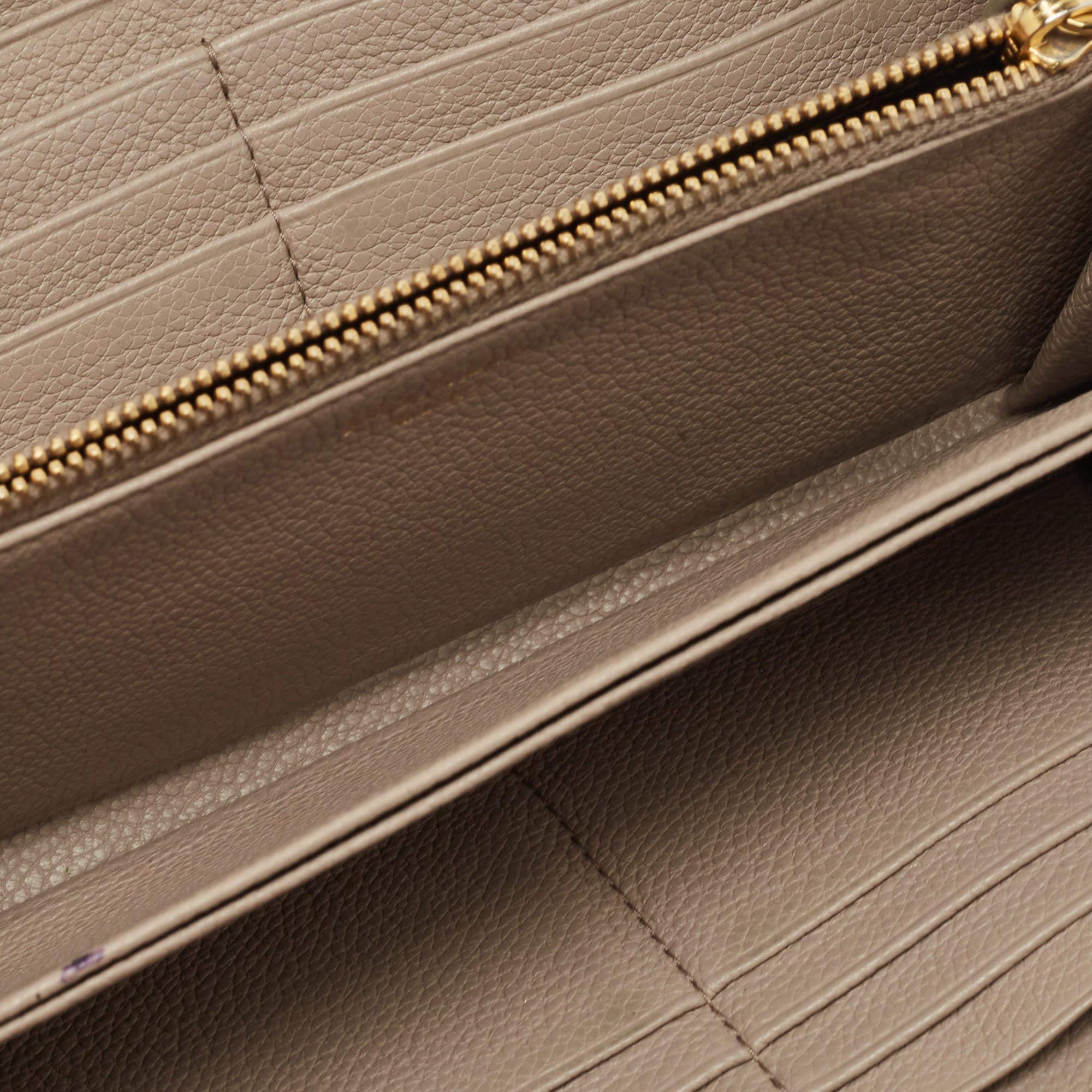 This designer wallet is an immaculate balance of sophistication and rational utility. It has been designed using prime quality materials and elevated by a sleek finish. The creation is equipped with ample space for your monetary essentials.