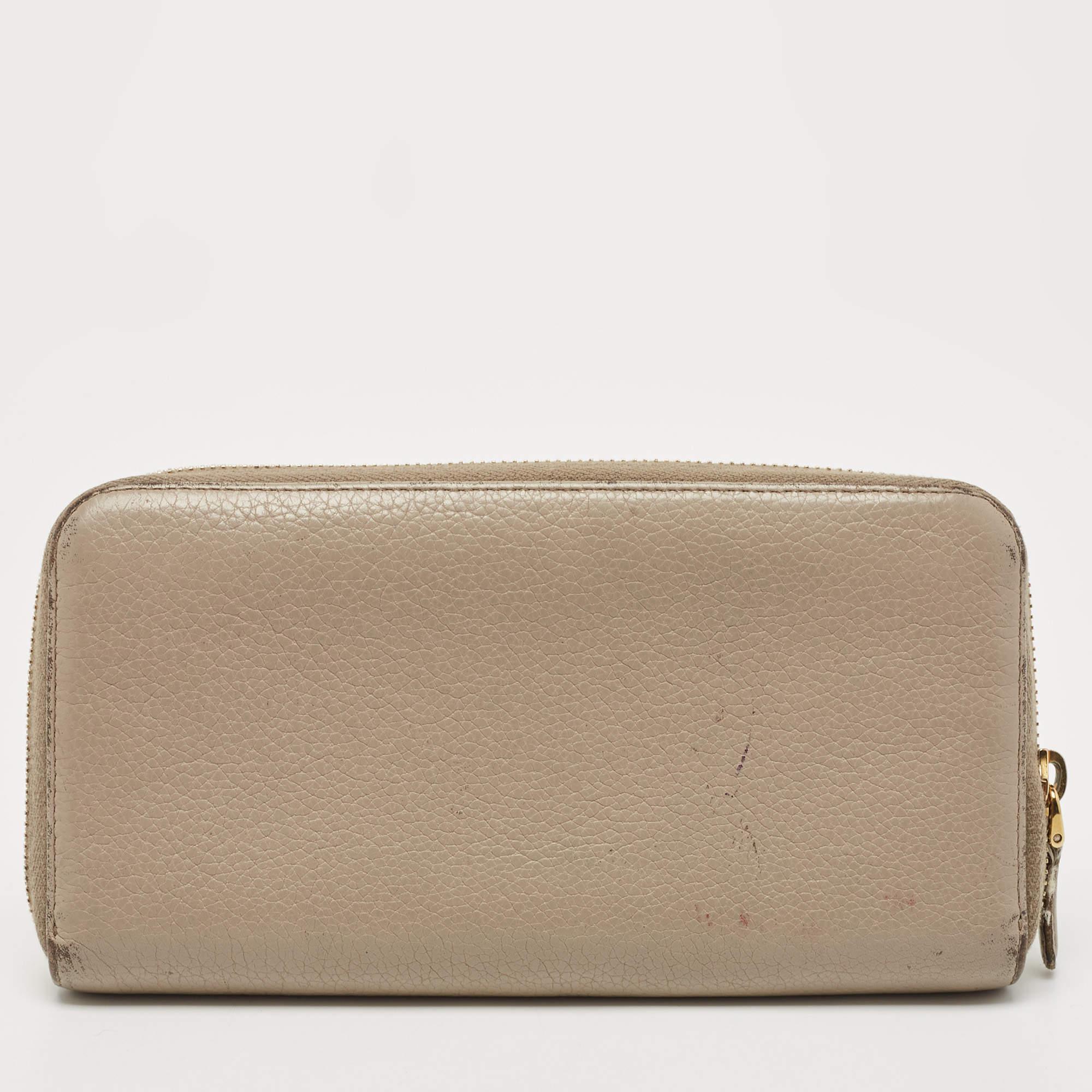 Prada Grey Leather Logo Zip Around Continental Wallet In Fair Condition For Sale In Dubai, Al Qouz 2