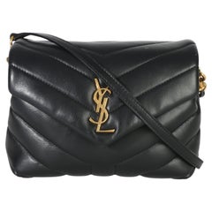 Cartera compacta de cuero gris de Prada, con tres pliegues