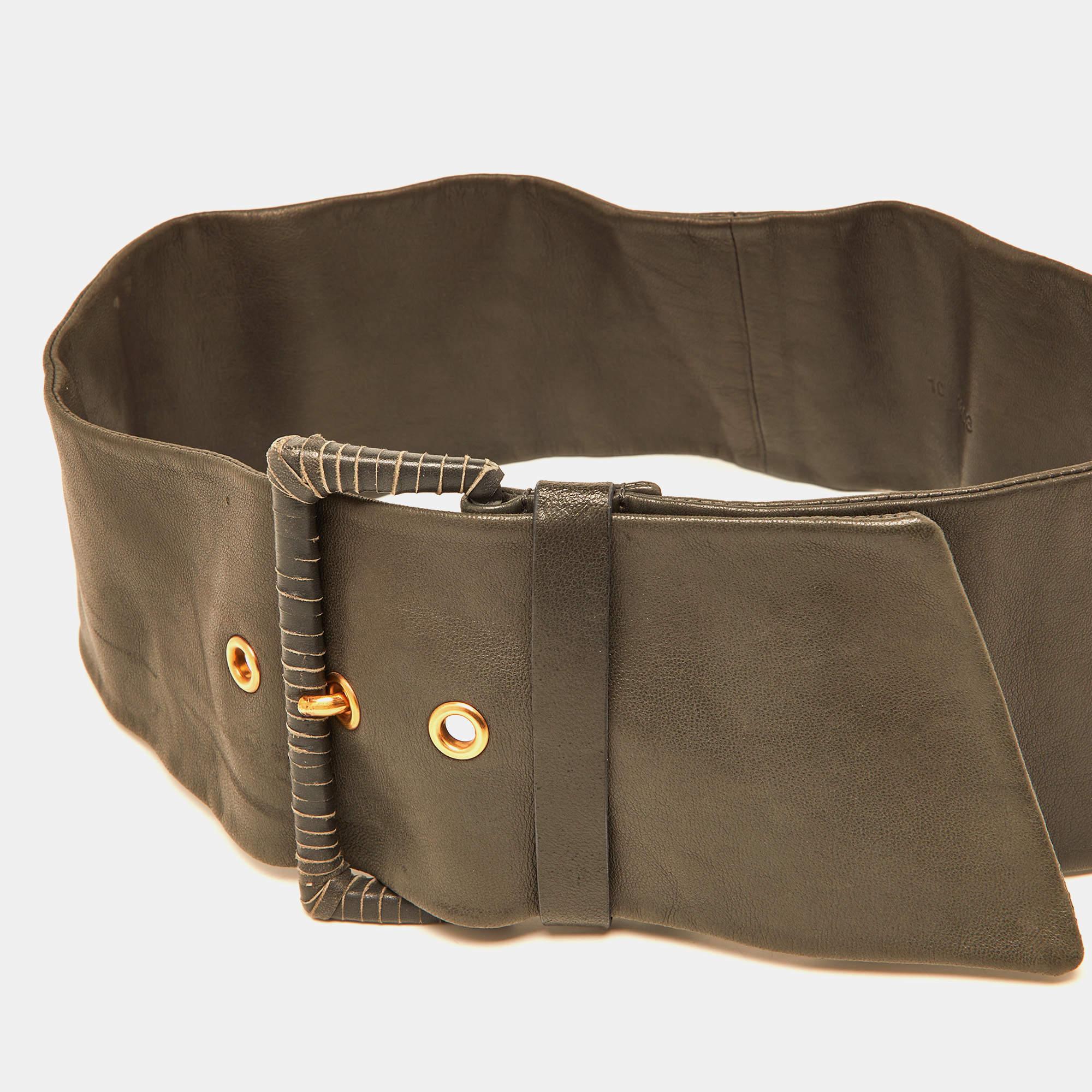 Aggiungi una finitura di lusso al tuo OOTD con questa cintura di Prada. È stato realizzato con cura per durare a lungo e dare slancio al tuo stile.