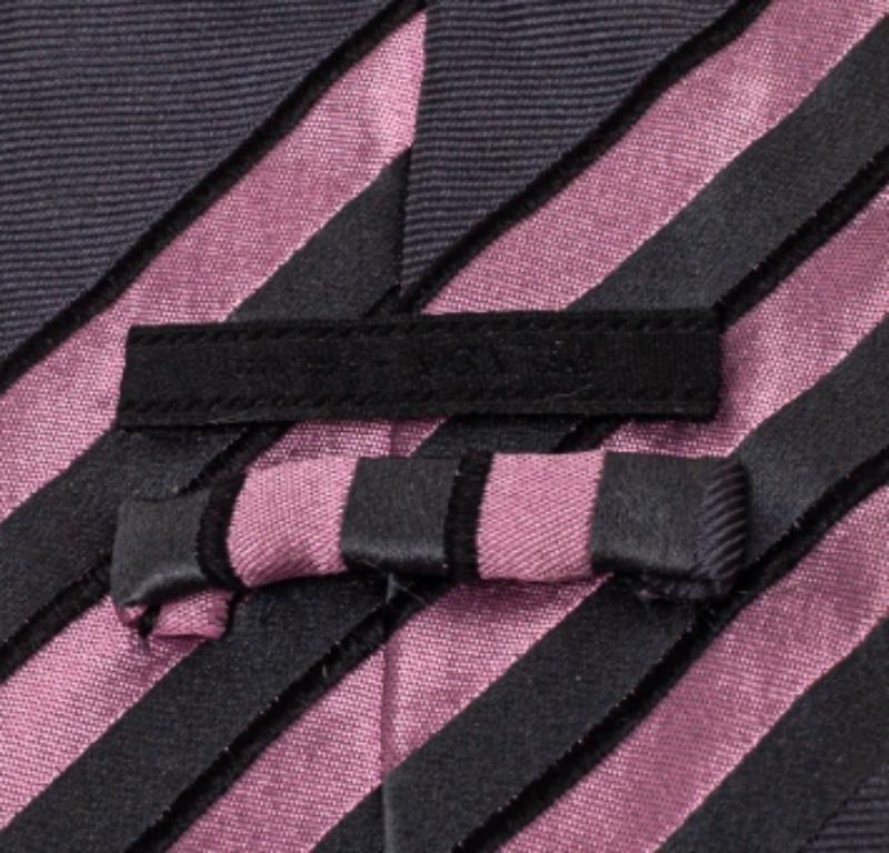This Prada tie is a perfect formal accessory that has a sharp and modern appeal. The grey and pink tie is made of silk and features a diagonal striped pattern. It is sure to add a sartorial twist to your everyday style.