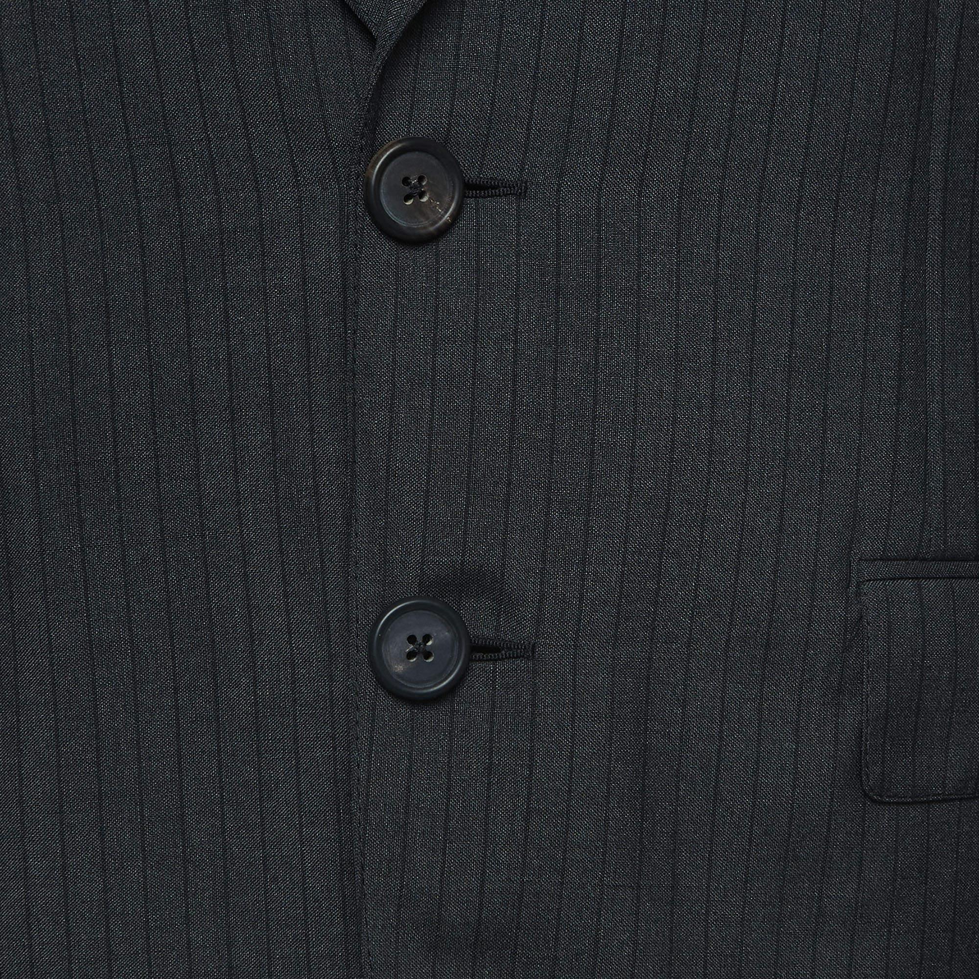 Ce blazer Prada vous apporte à la fois classe et luxe lorsque vous le portez. Il est souligné par des manches longues et des détails classiques, ce qui lui confère une finition polie et formelle.


