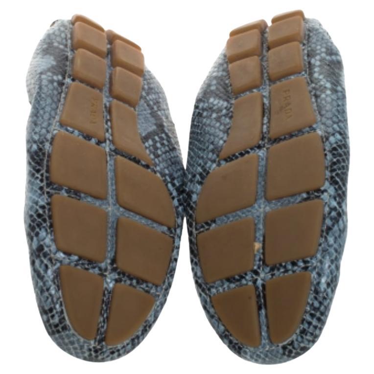 Simple and seamless, these scrunched loafers from the house of Prada bring comfort and style together. Crafted from python leather that makes them durable, the loafers can be paired with your everyday ensembles to mirror a trendy appearance.