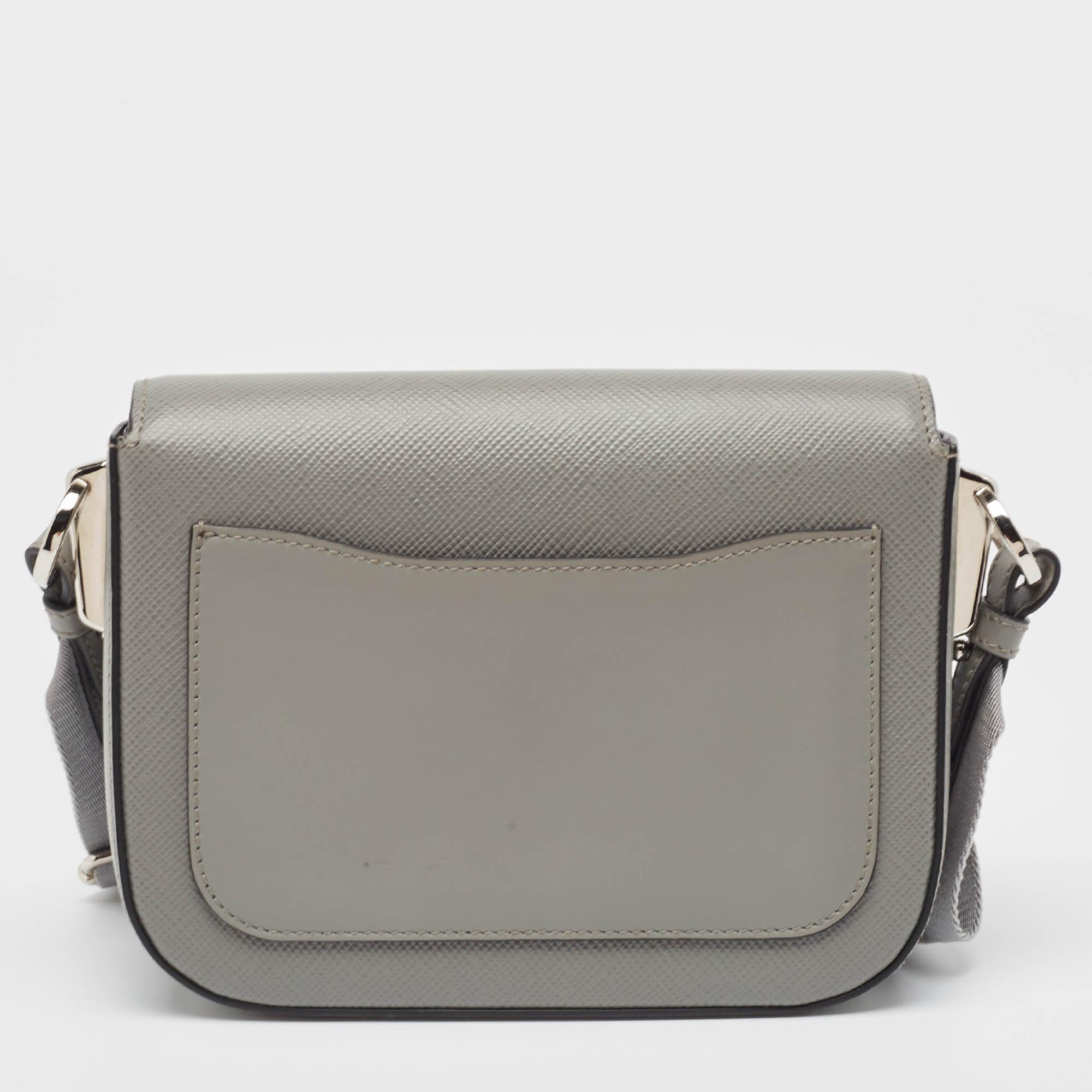 For a look that is complete with style, taste, and a touch of luxe, this shoulder bag is the perfect addition. Flaunt this beauty on your shoulder at any event and revel in the taste of luxury it leaves you with.

Includes: Original Dustbag,