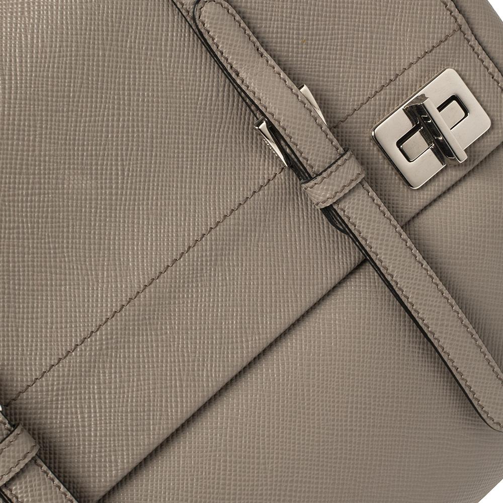 Prada, borsa in pelle saffiano grigia con chiusura a doppio cursore 5