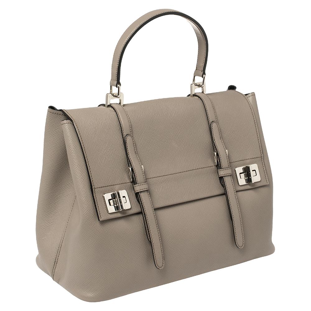 Prada, borsa in pelle saffiano grigia con chiusura a doppio cursore In condizioni buone a Dubai, Al Qouz 2