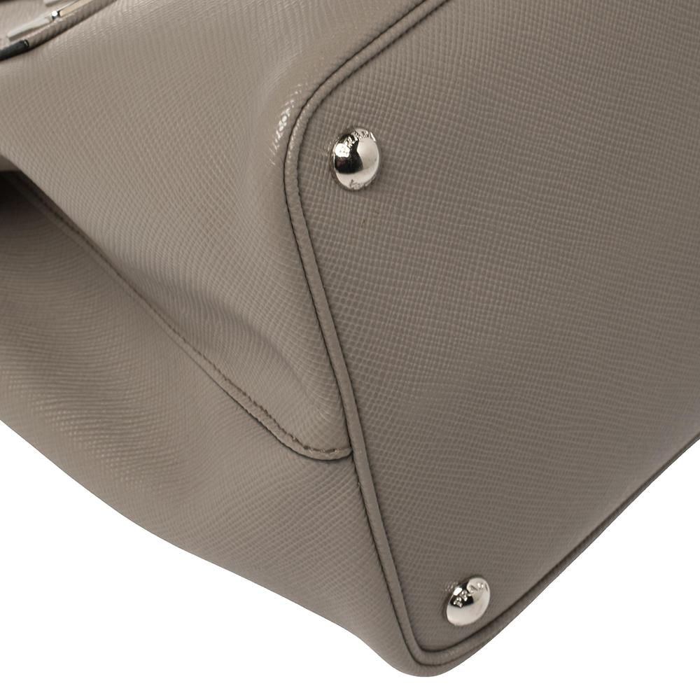 Prada, borsa in pelle saffiano grigia con chiusura a doppio cursore 1