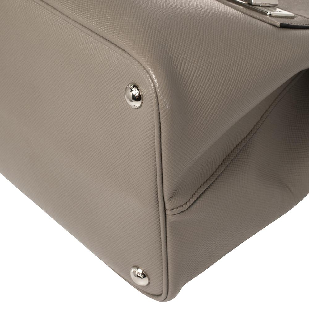 Prada, borsa in pelle saffiano grigia con chiusura a doppio cursore 2