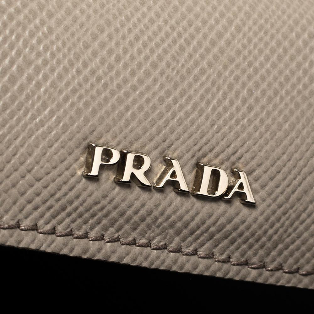 Prada, borsa in pelle saffiano grigia con chiusura a doppio cursore 4
