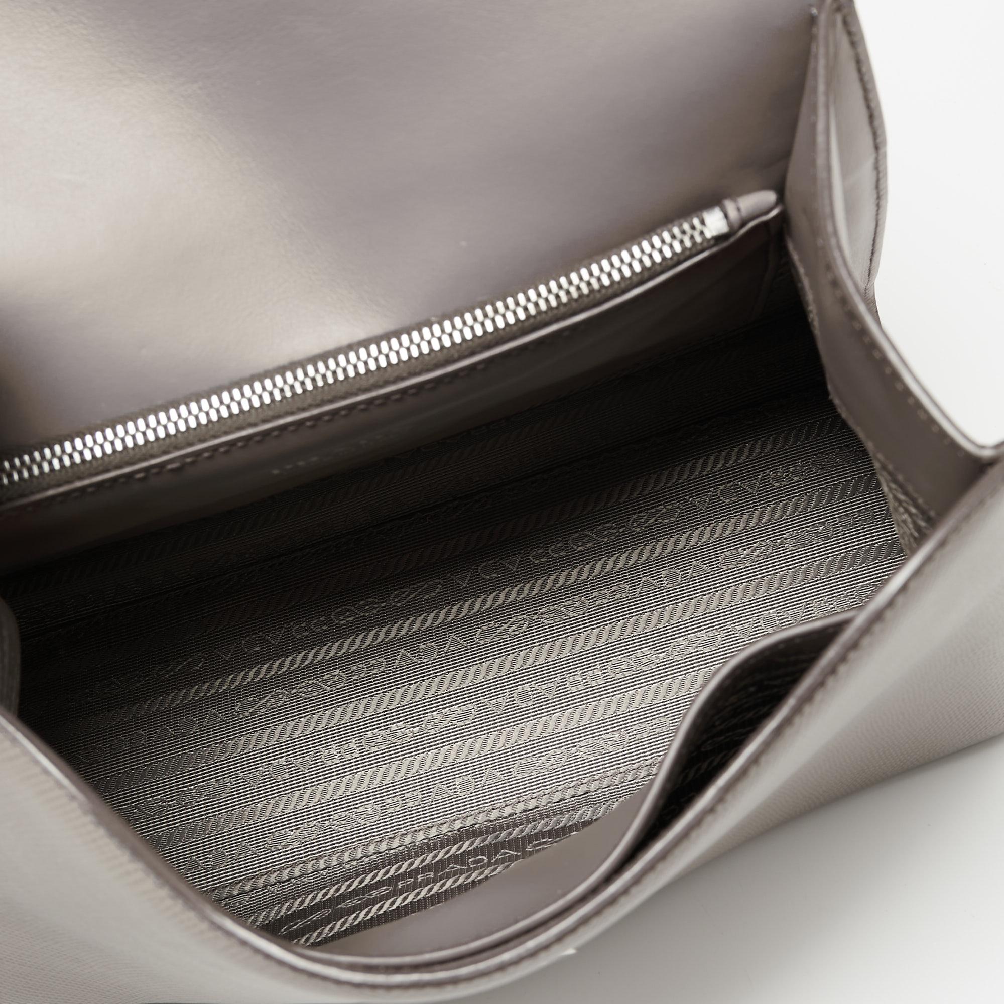 Prada Grey Saffiano Cuir Leather Envelope Flap Shoulder Bag In Excellent Condition In Dubai, Al Qouz 2