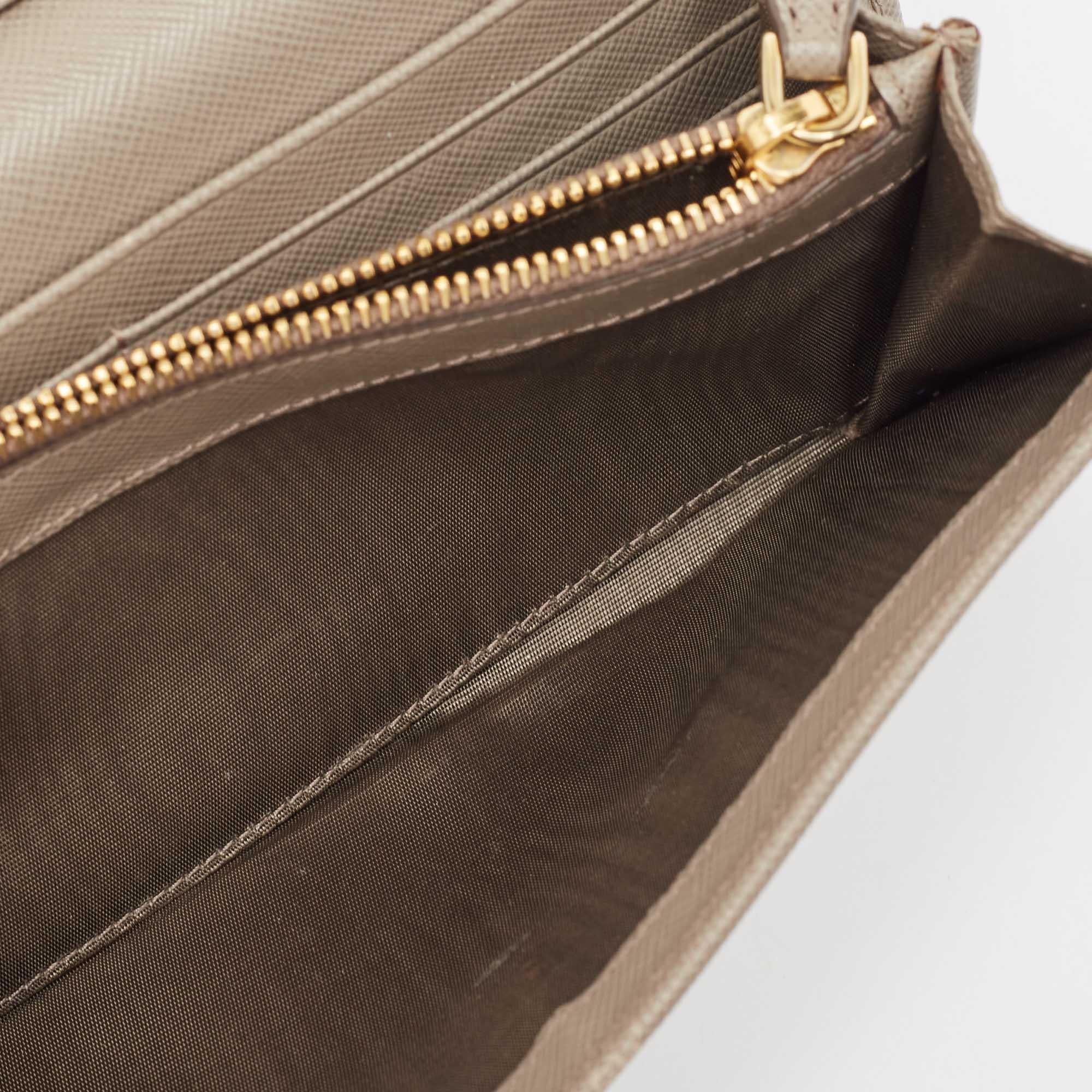 This designer wallet is an immaculate balance of sophistication and rational utility. It has been designed using prime quality materials and elevated by a sleek finish. The creation is equipped with ample space for your monetary essentials.