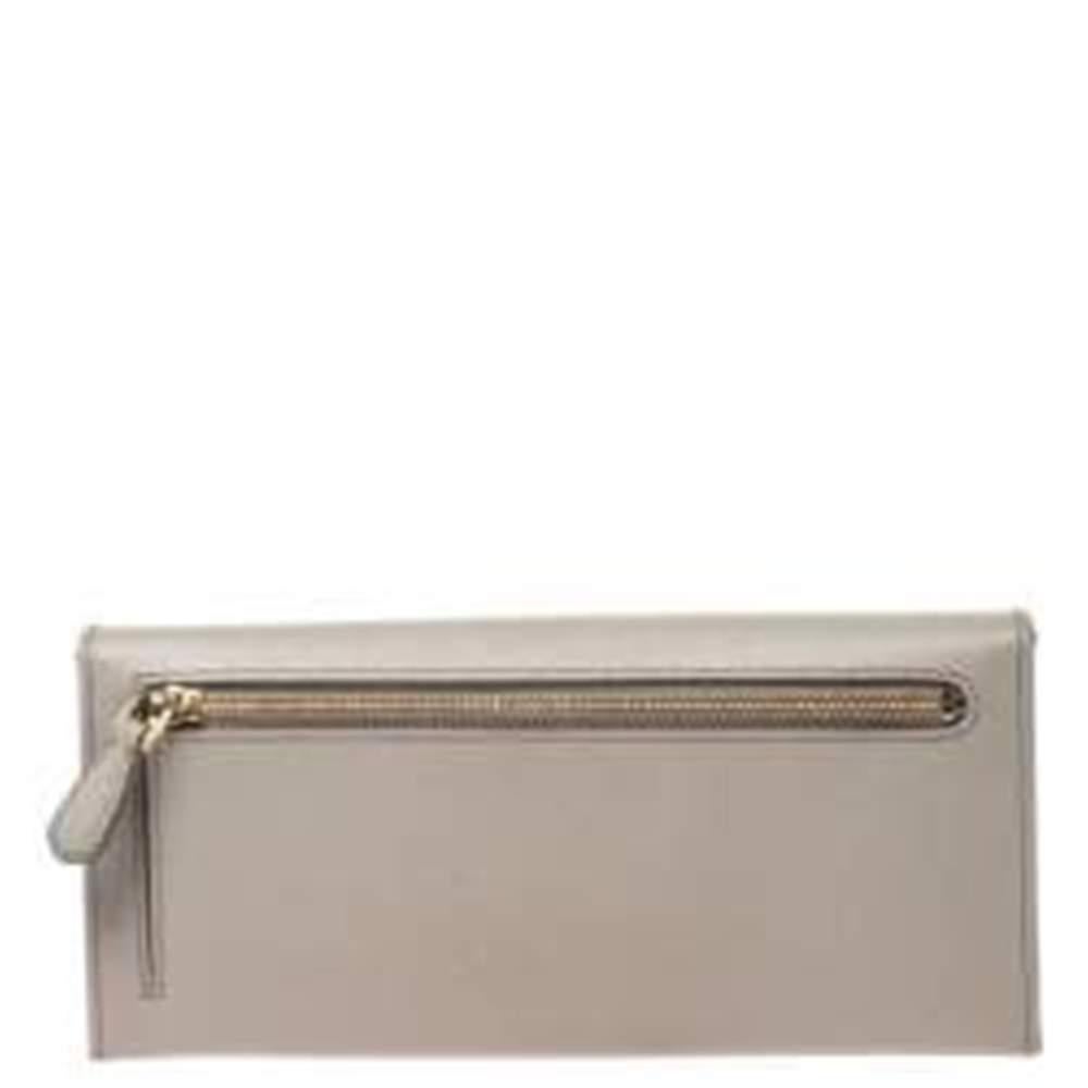 Store your essentials effortlessly in this sturdy continental wallet by Prada. Crafted from Saffiano leather, it comes in a lovely shade of grey. It is styled with a front flap with the brand logo that opens to reveal a leather and fabric interior