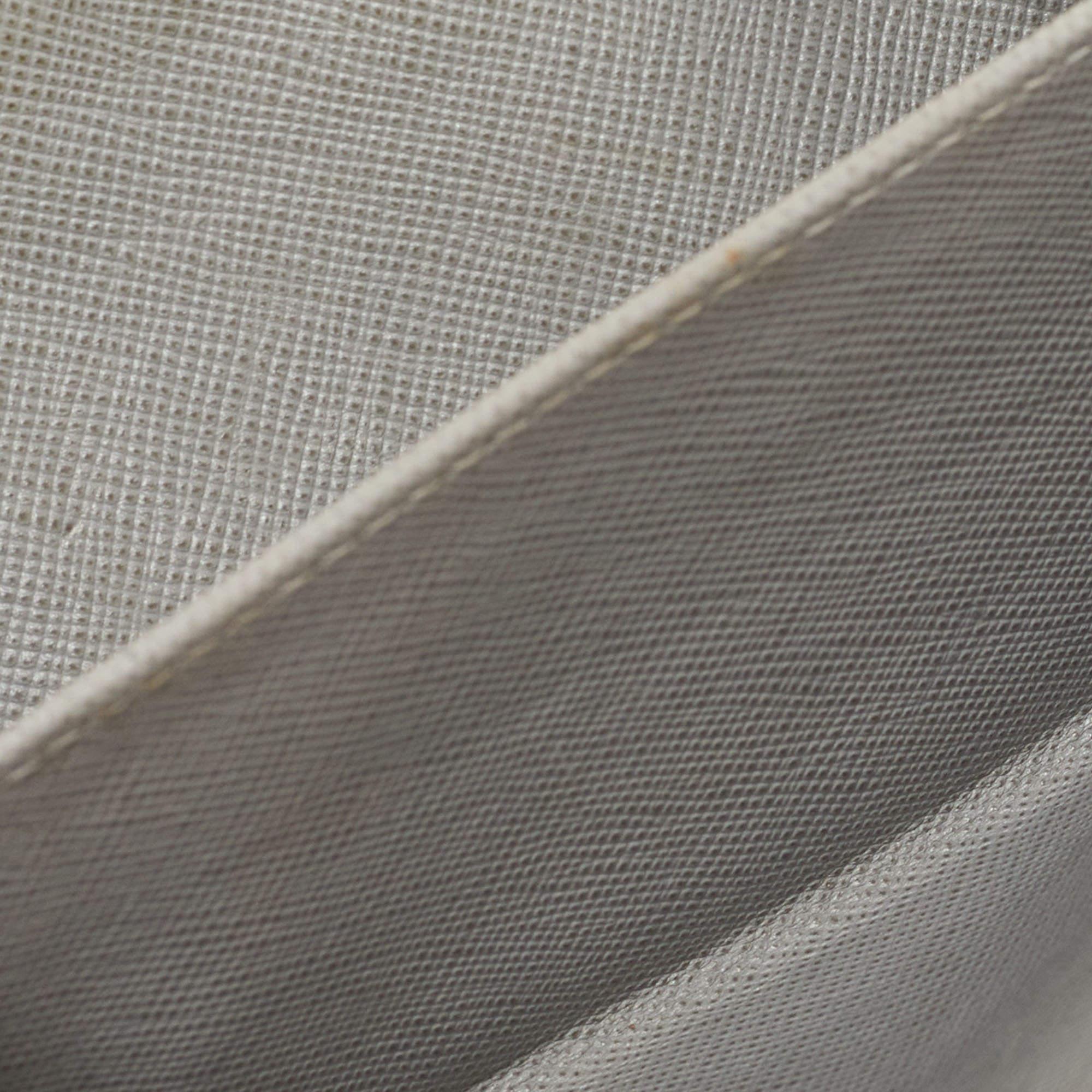 Grigio Portafoglio francese con patta in pelle saffiano grigia di Prada in vendita
