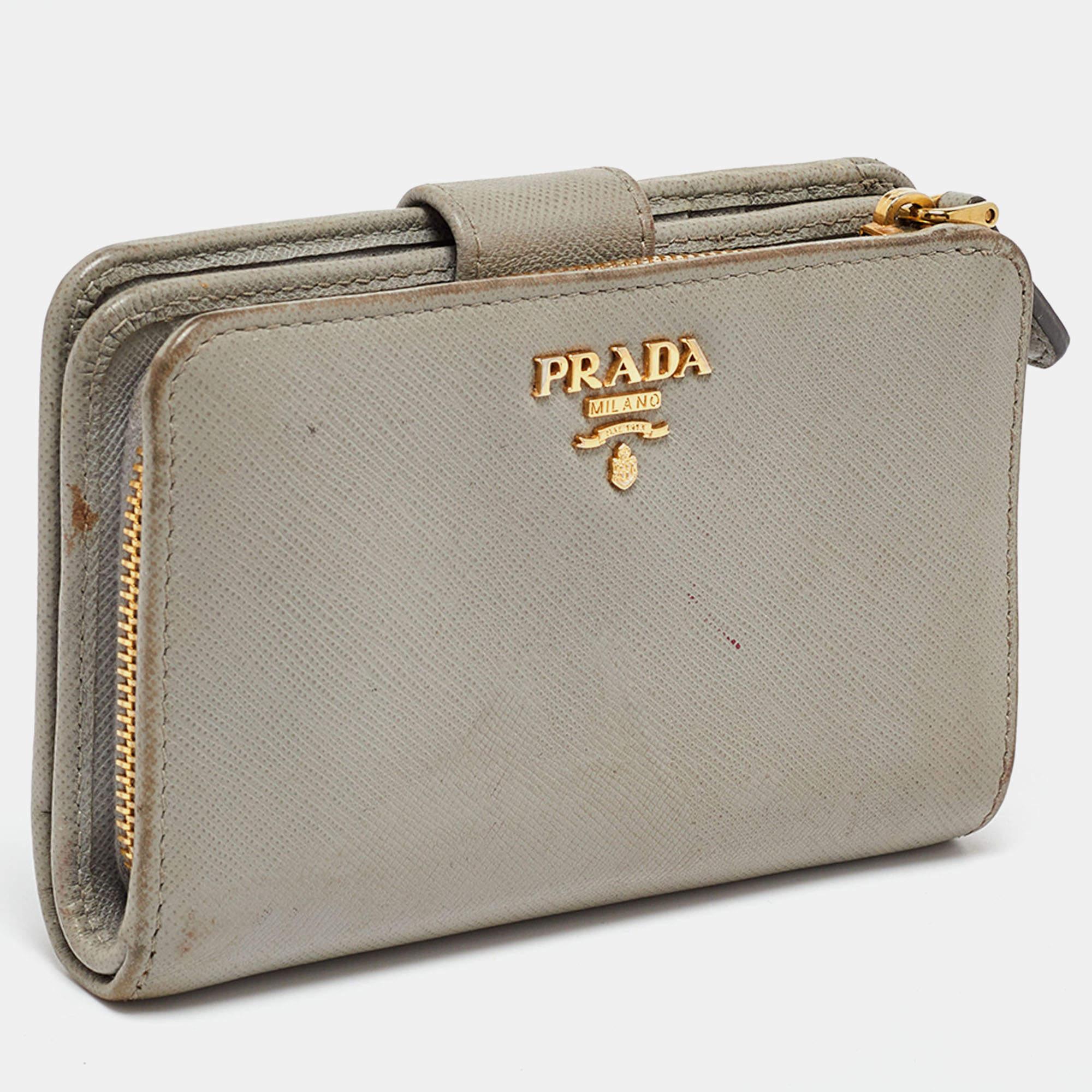 Portafoglio francese con patta in pelle saffiano grigia di Prada In condizioni discrete in vendita a Dubai, Al Qouz 2