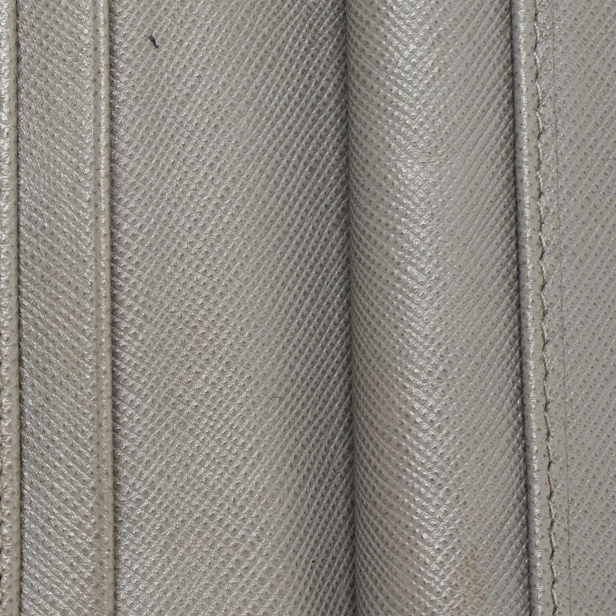 Portafoglio francese con patta in pelle saffiano grigia di Prada in vendita 1