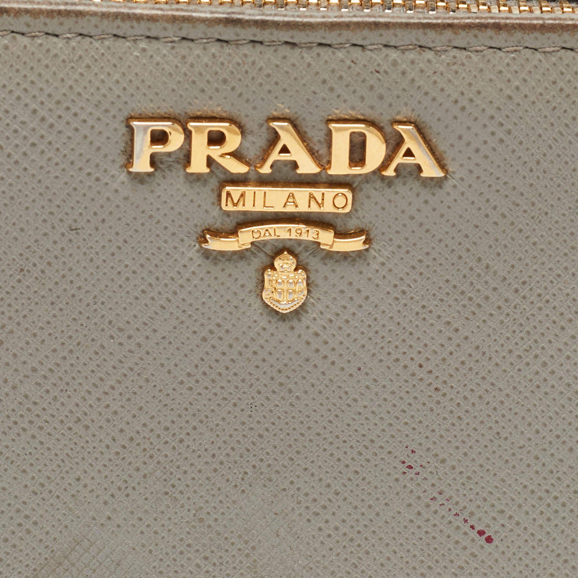 Portafoglio francese con patta in pelle saffiano grigia di Prada in vendita 2