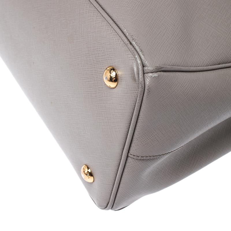 Prada Grey Saffiano Lux Leather Medium Tote In Good Condition In Dubai, Al Qouz 2